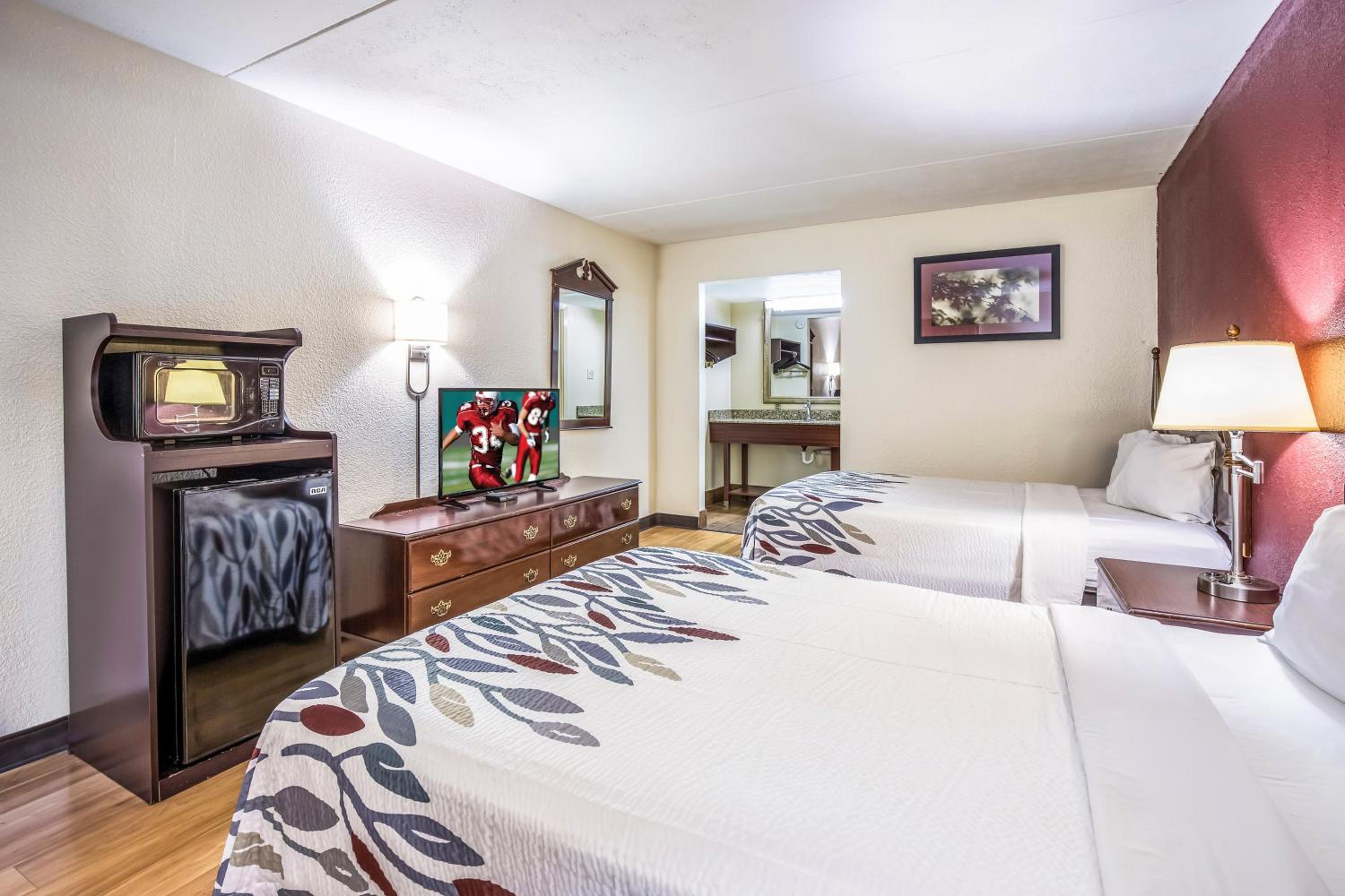 Deluxe Queen Room with Two Queen Beds - Non-Smoking - Photo 2