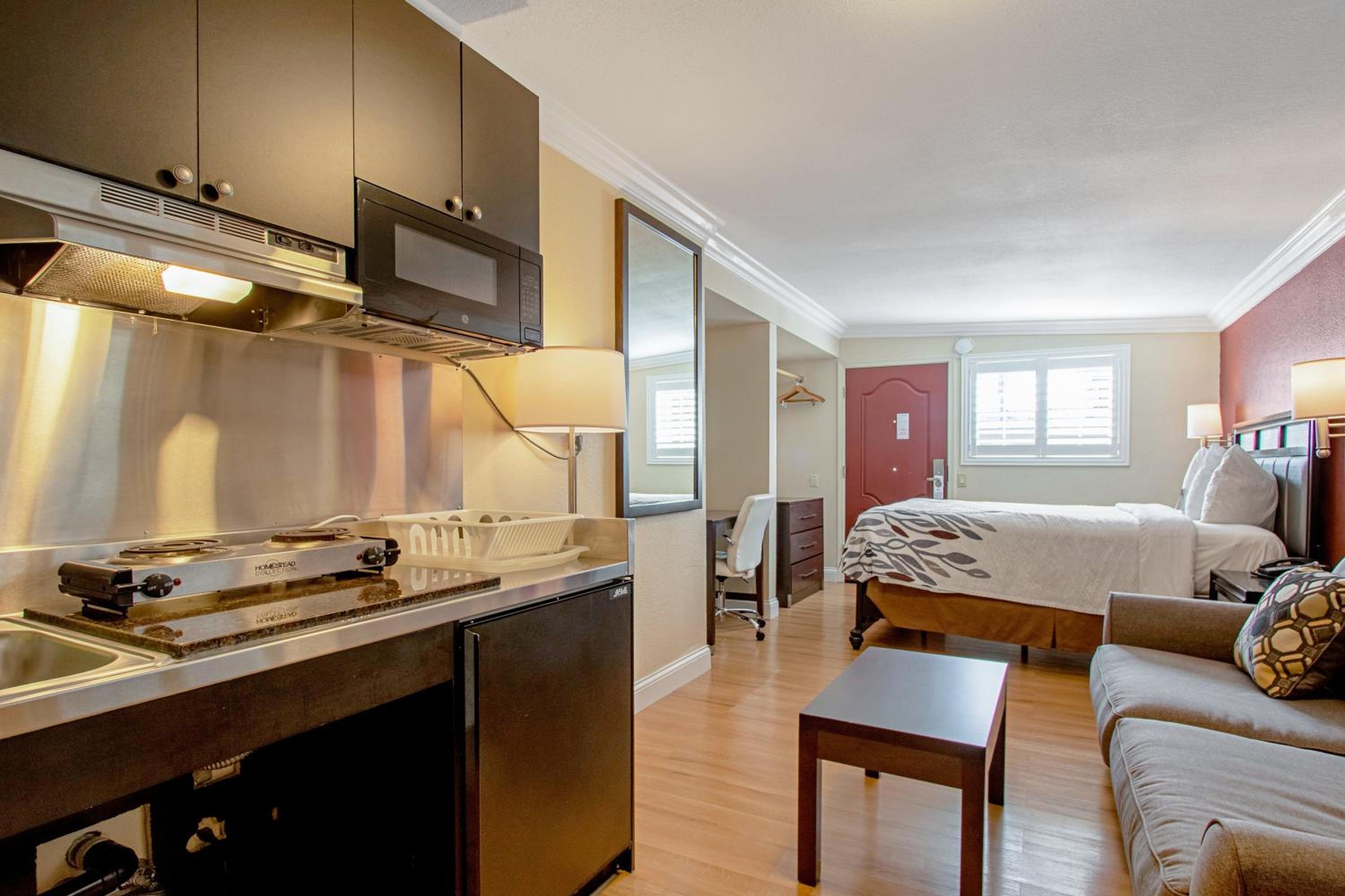 Suite with Three Queen Beds with Kitchen Non-Smoking - Photo 1