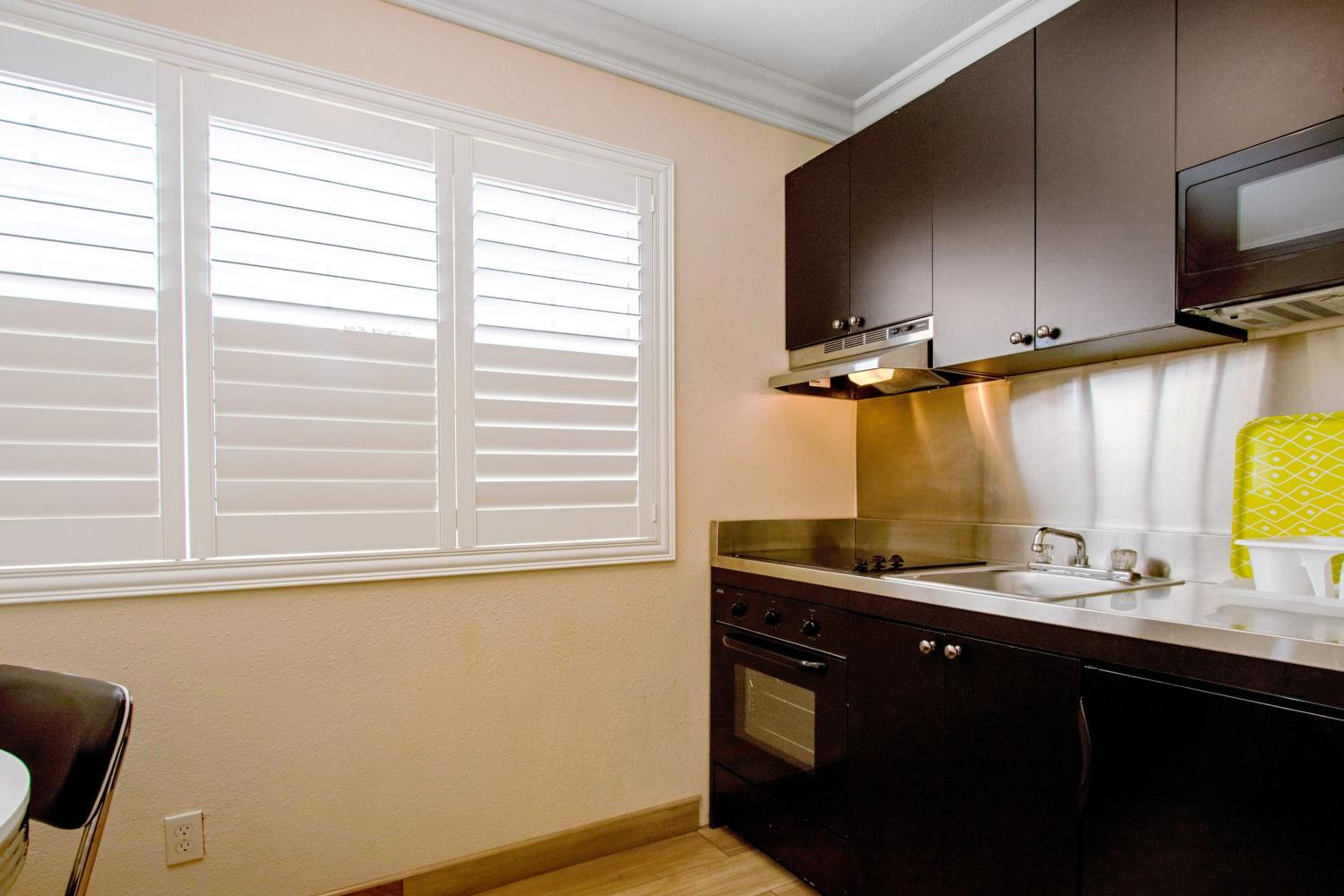 Suite with Three Queen Beds with Kitchen Non-Smoking - Photo 4