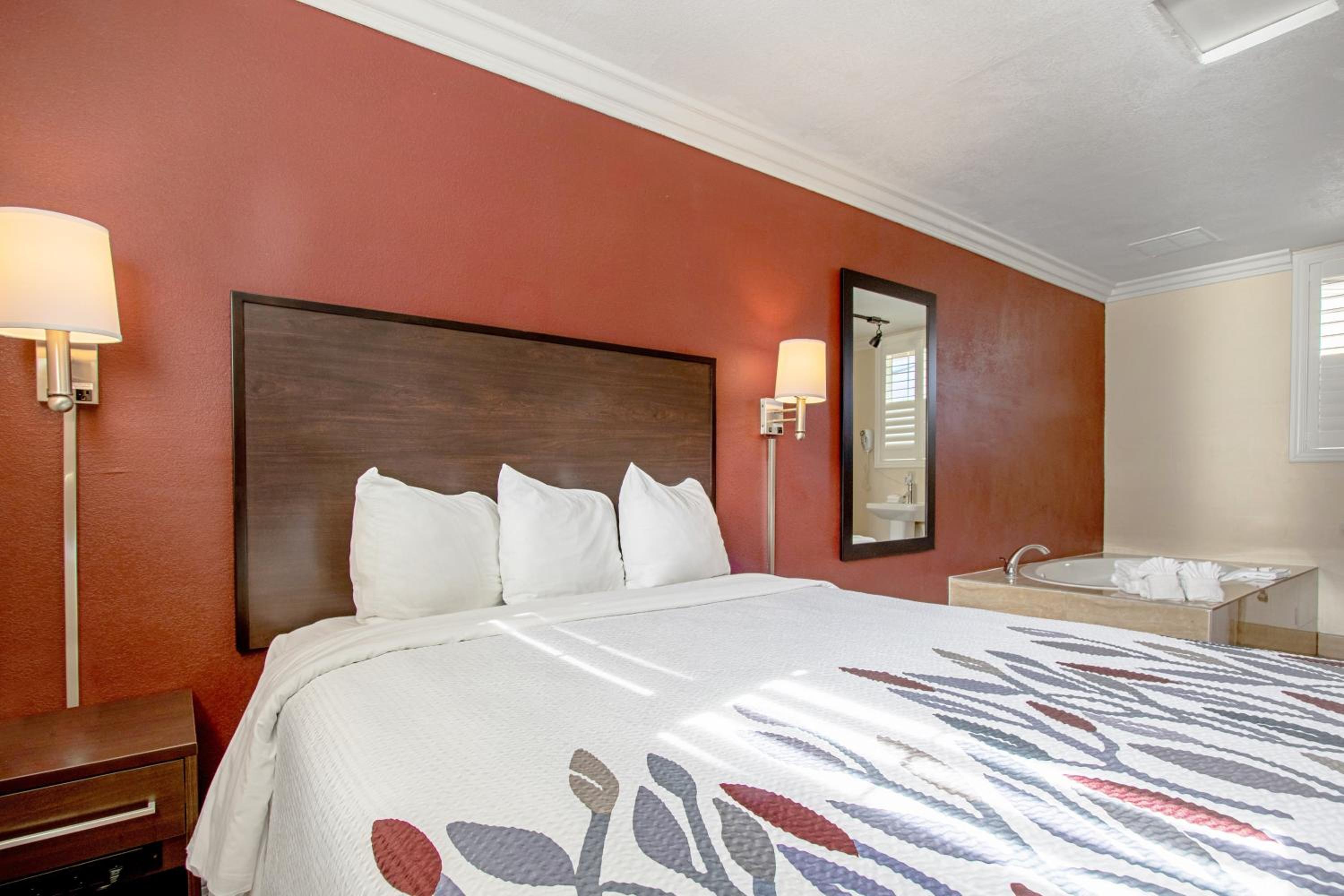 Suite with Three Queen Beds with Kitchen Non-Smoking - Photo 3