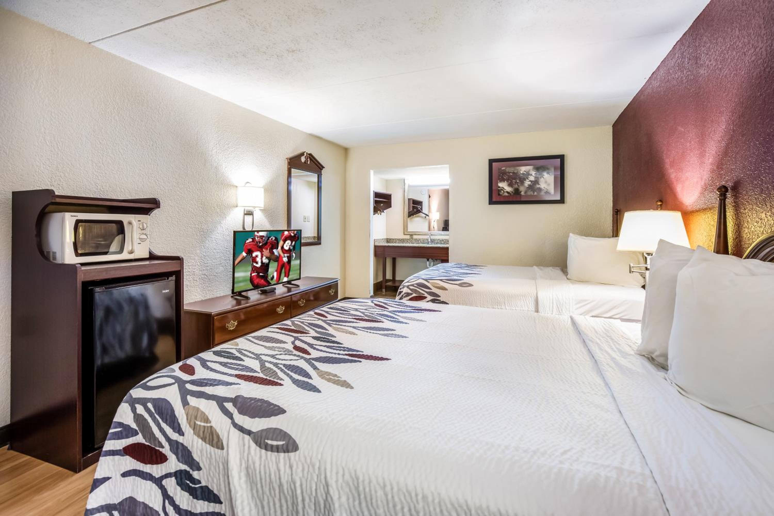 Deluxe Queen Room with Two Queen Beds - Non-Smoking - Photo 6