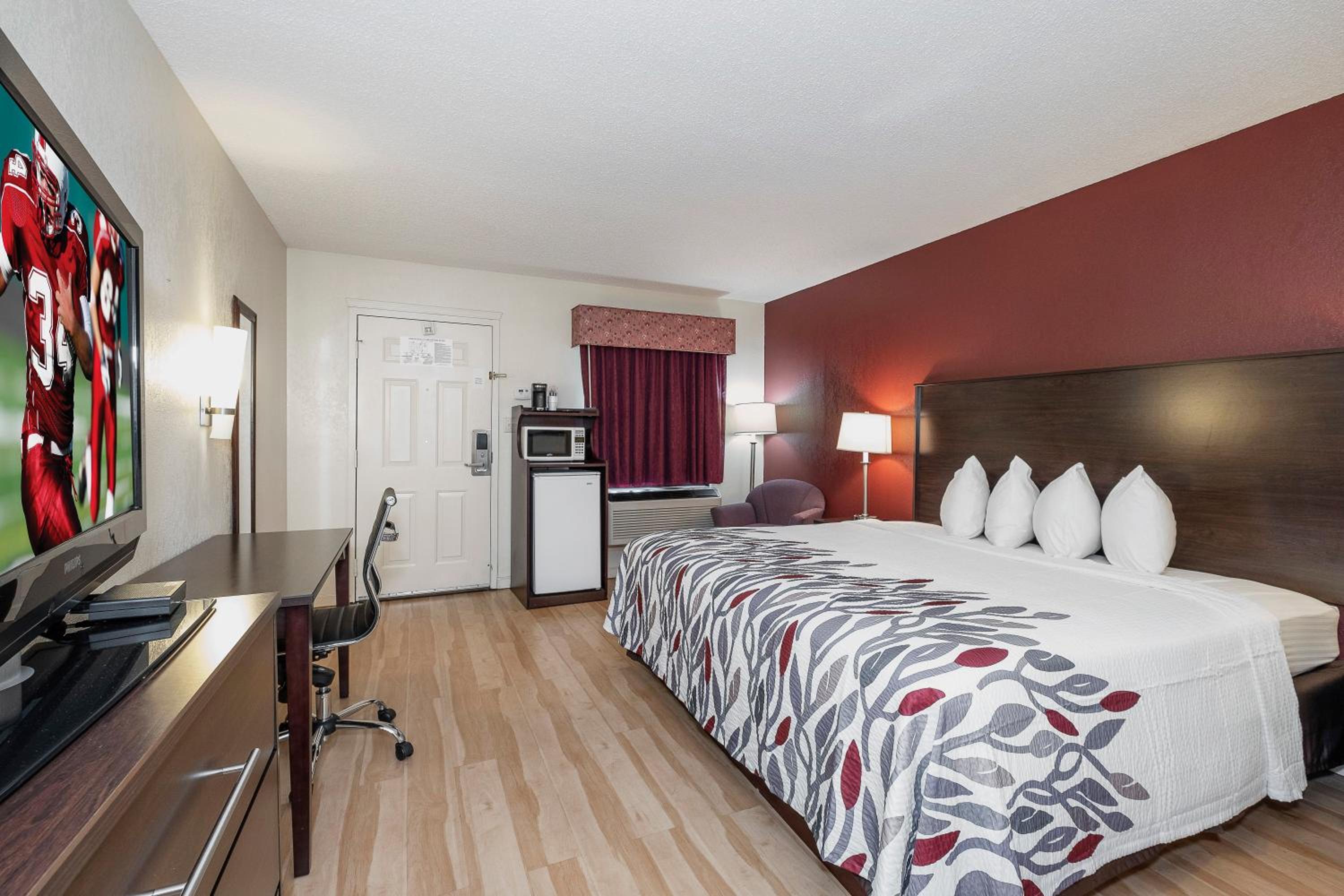 Deluxe King Room - Disability Access/Non-Smoking - Photo 6