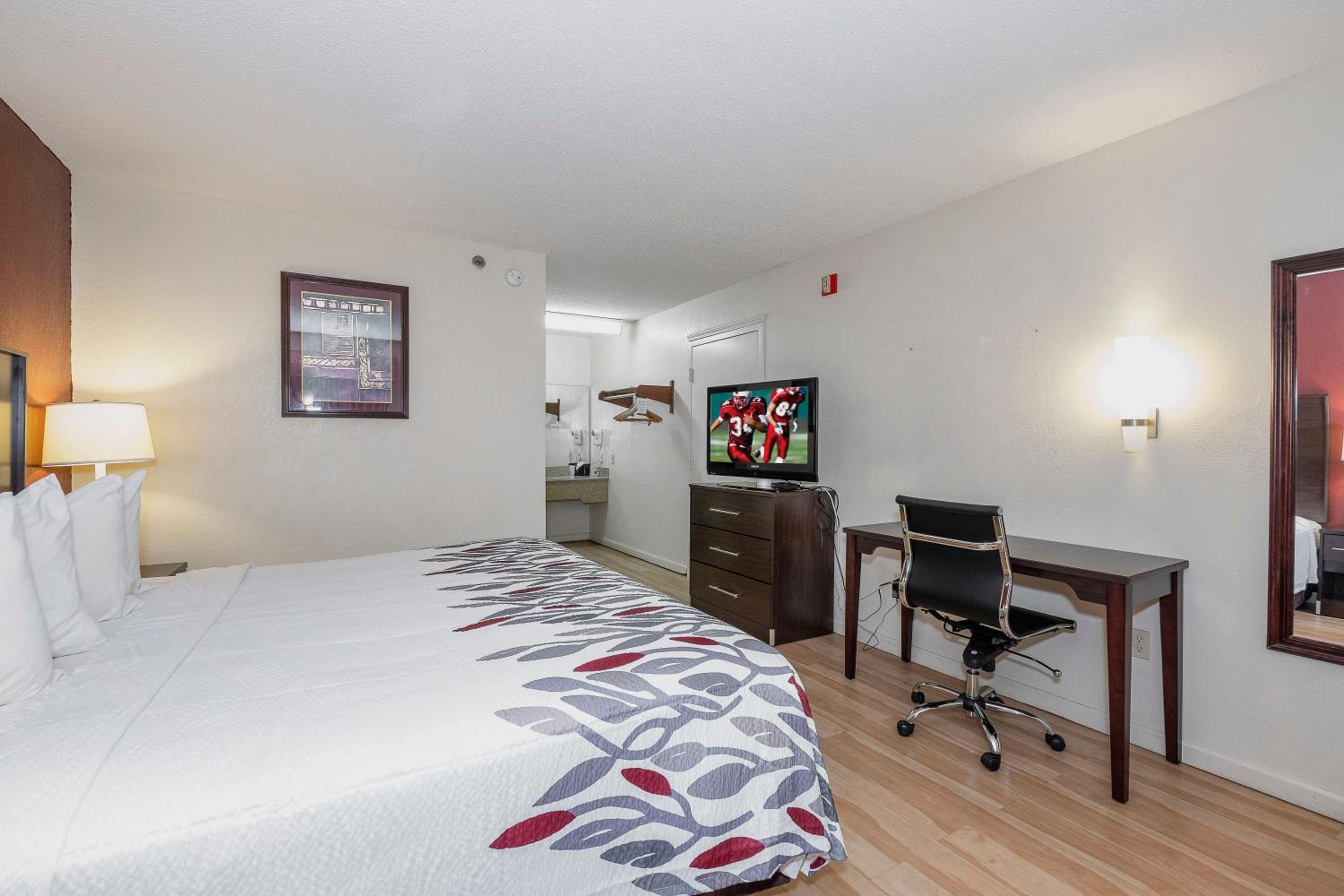 Deluxe King Room - Disability Access/Non-Smoking - Photo 5
