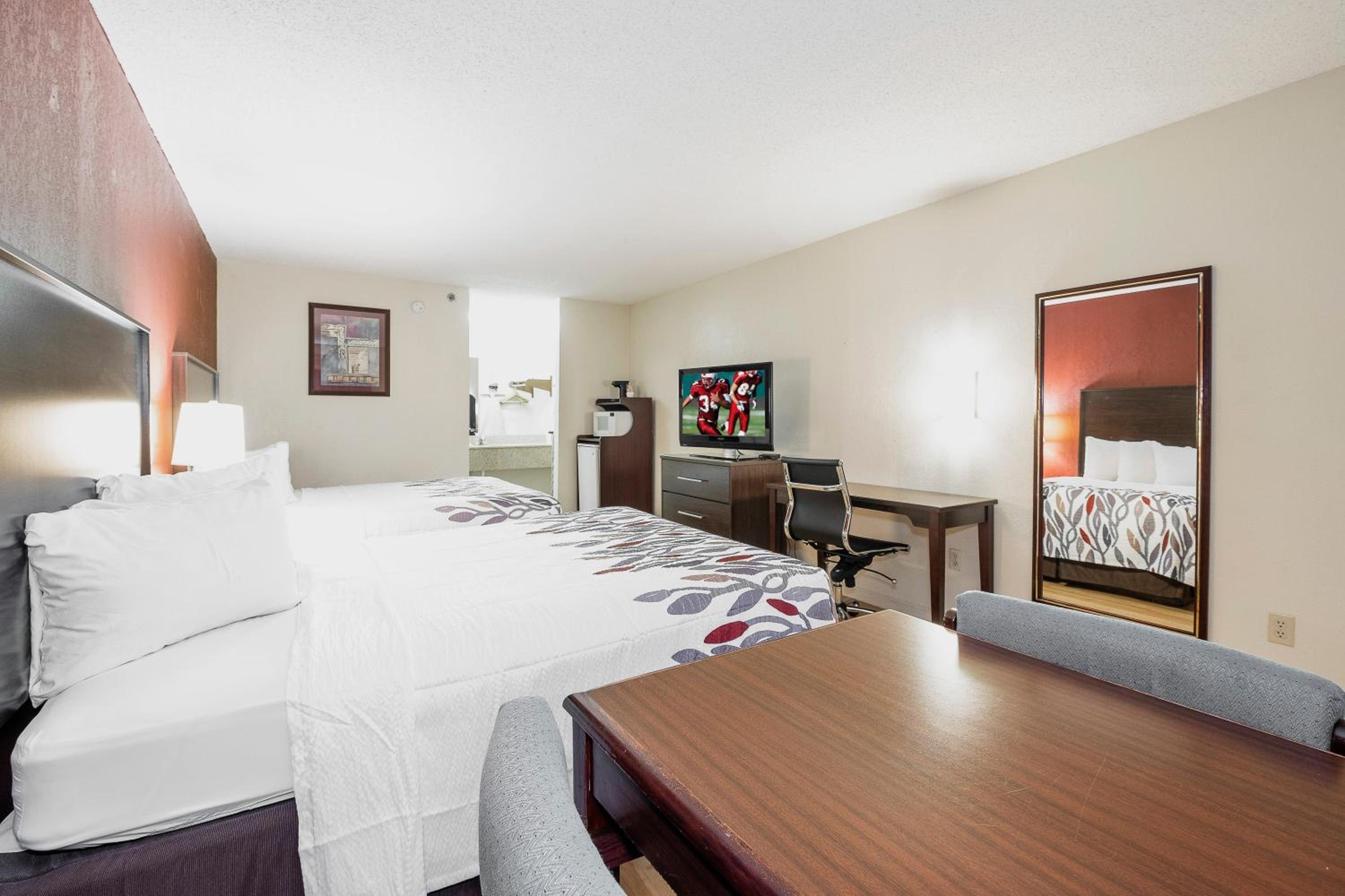Deluxe Queen Room with Two Queen Beds - Non Smoking - Photo 4