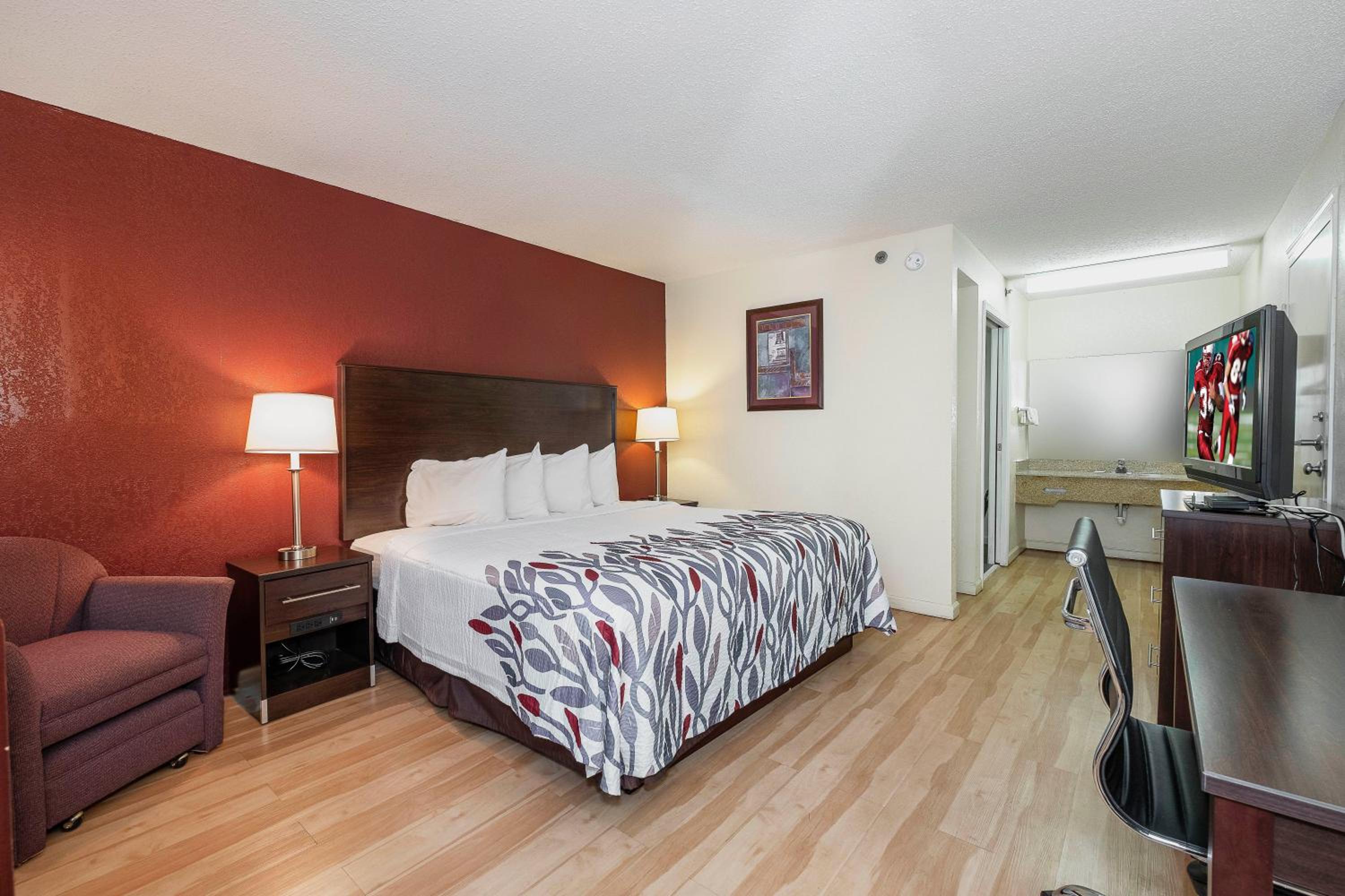 Deluxe King Room - Disability Access/Non-Smoking - Photo 1