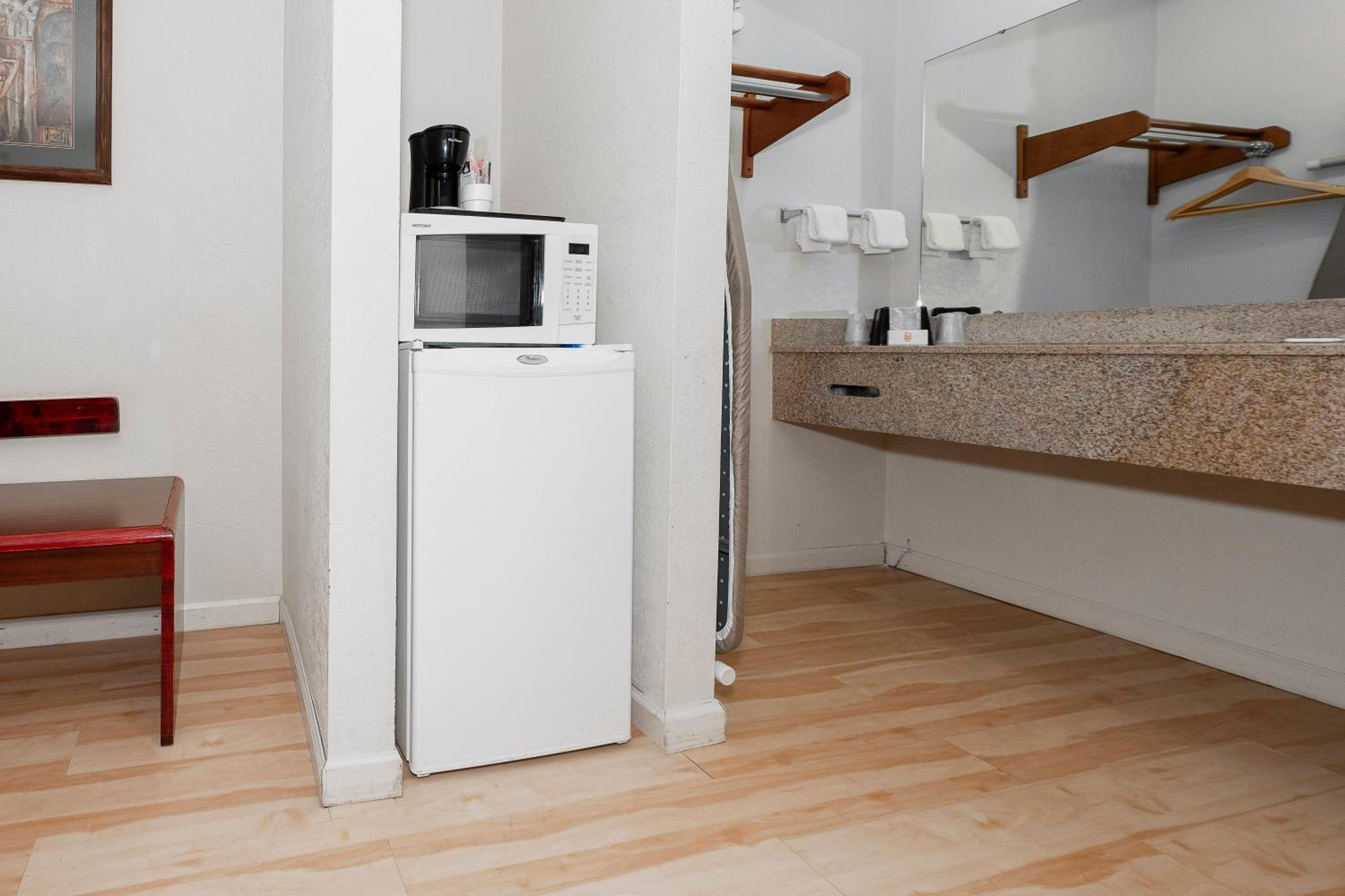 Superior King Room - Non-Smoking - Photo 9