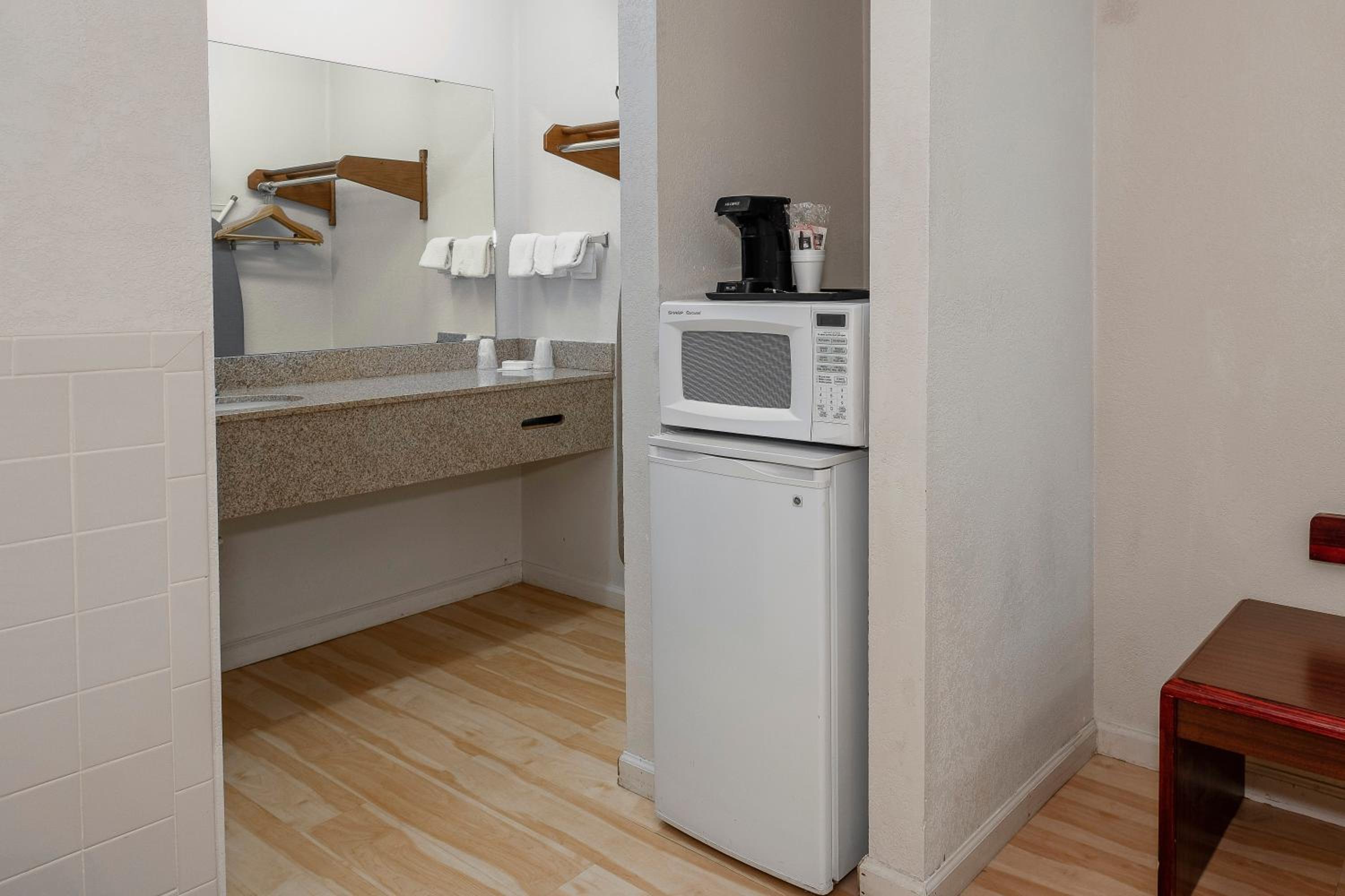 Superior King Room - Non-Smoking - Photo 8