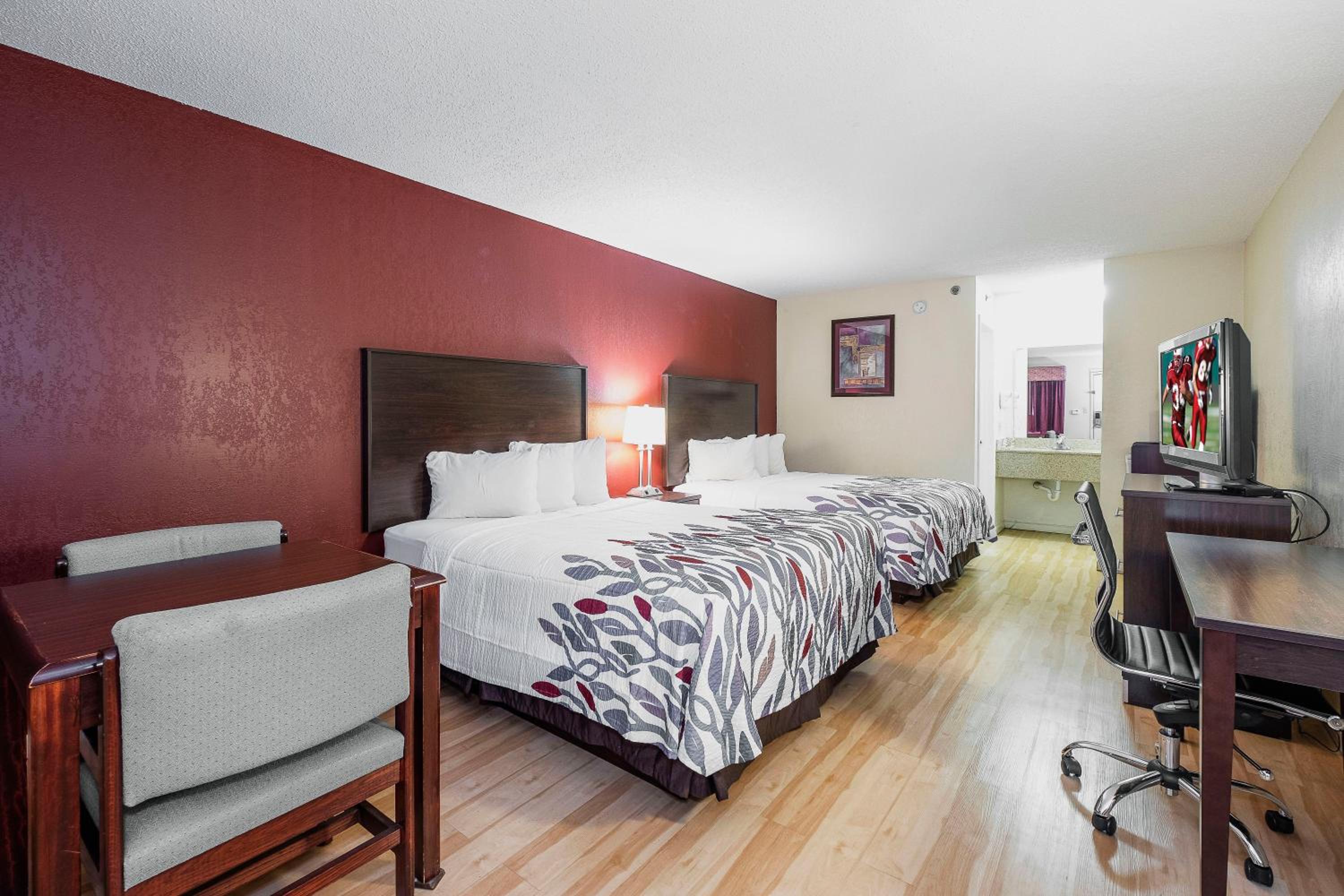 Deluxe Queen Room with Two Queen Beds - Non Smoking - Photo 3