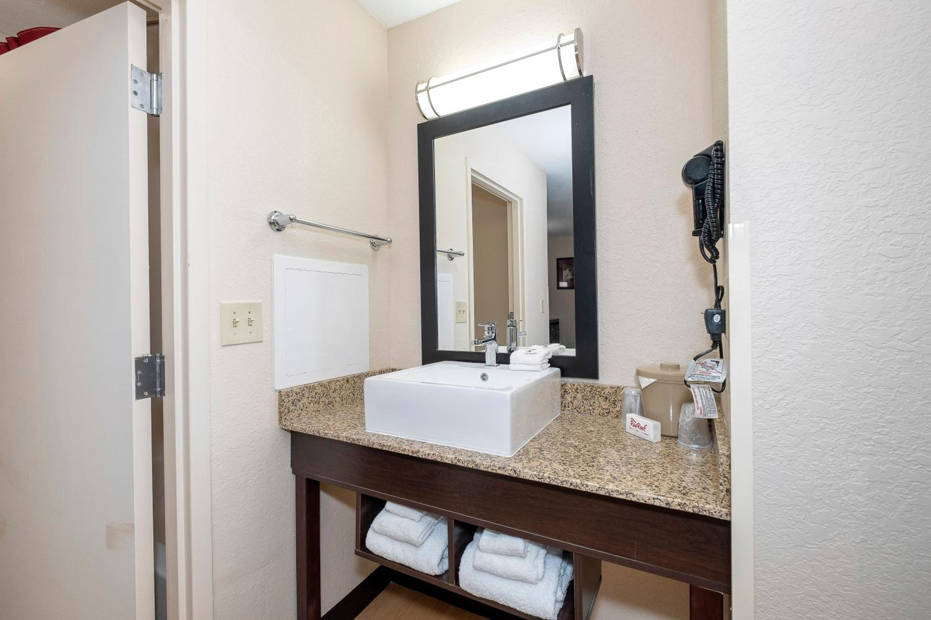 Deluxe Room with Two Double Beds Smoke Free - Photo 4