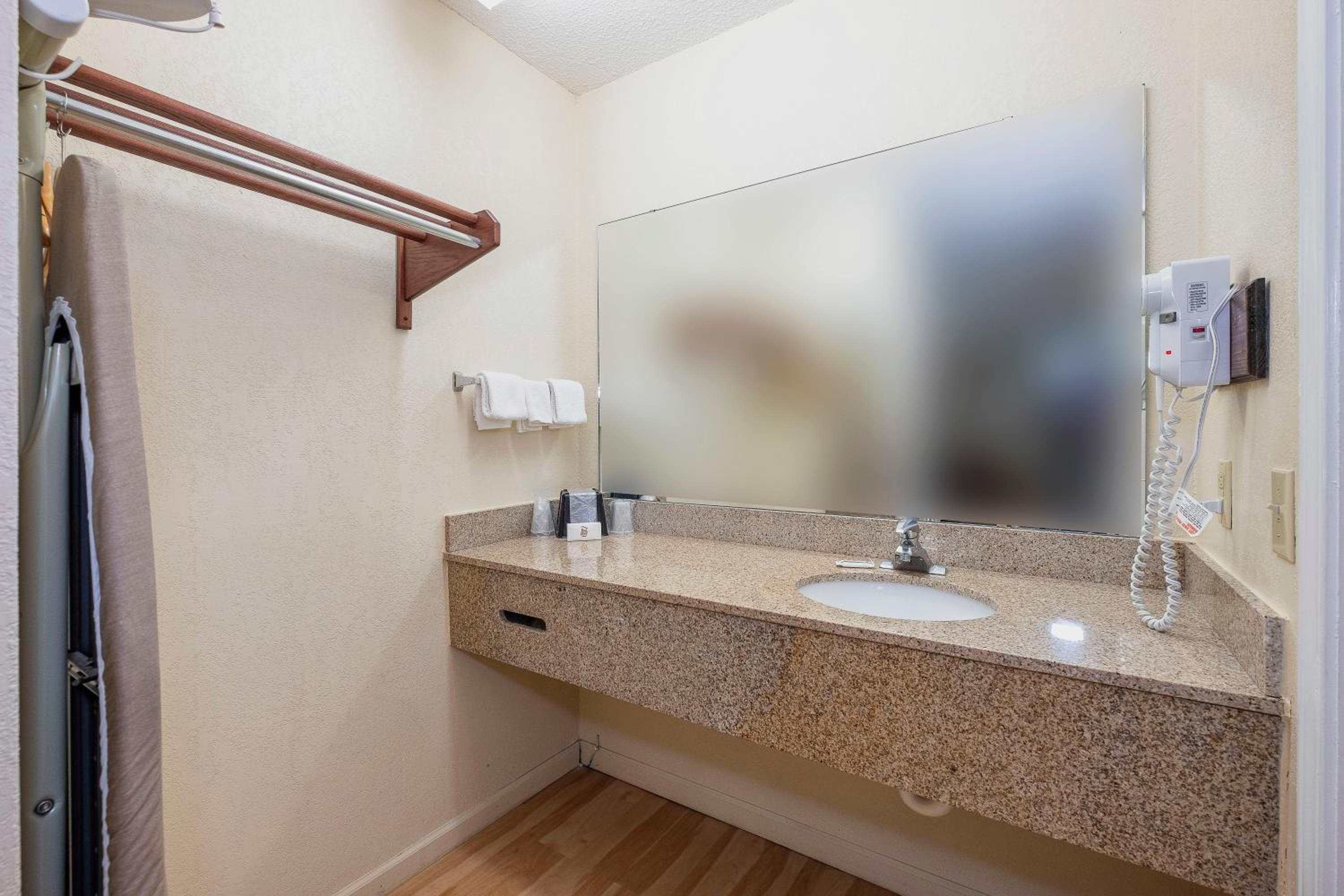 Superior King Room - Non-Smoking - Photo 4