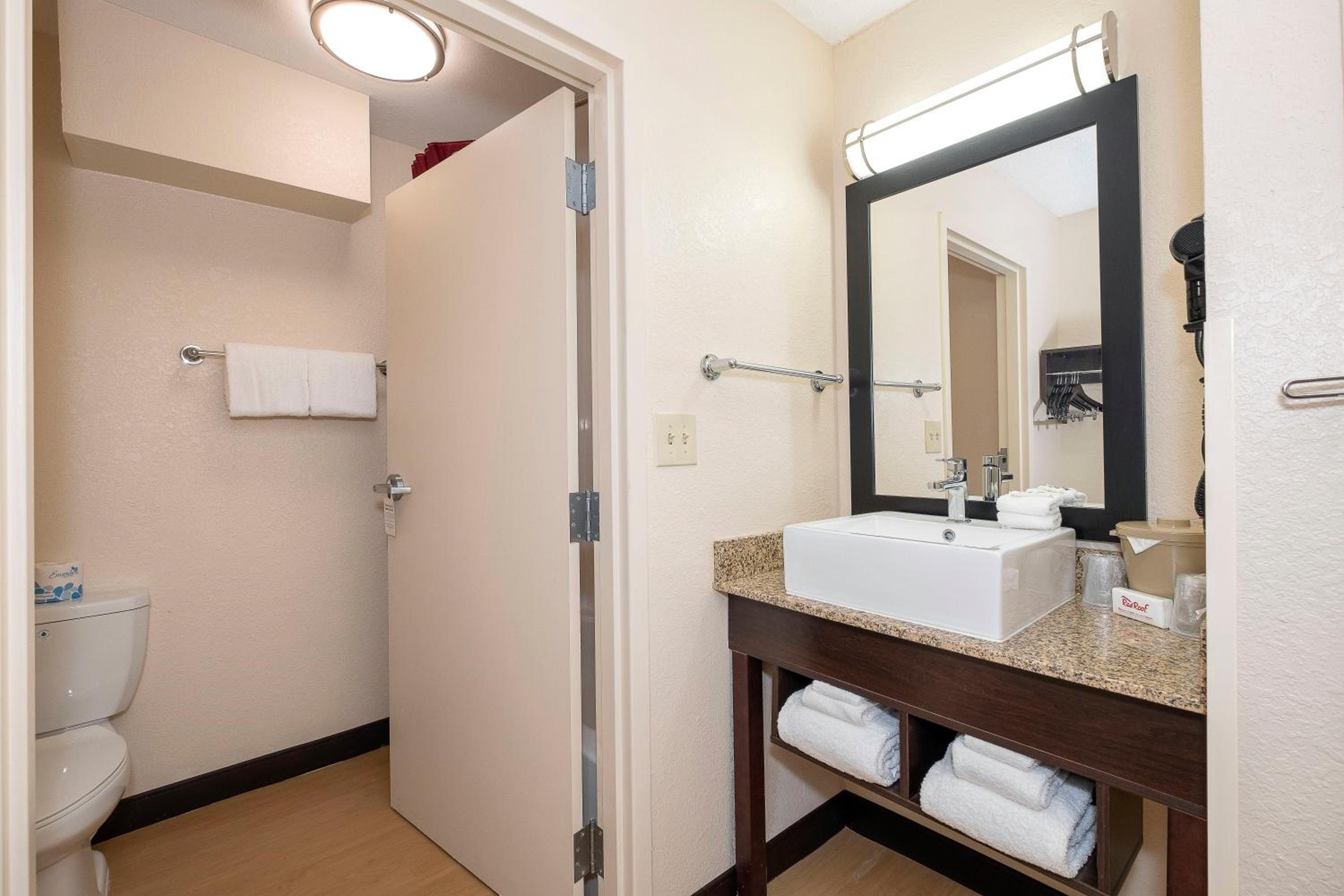 Superior King Room Disability Access Roll-In Shower Smoke Free - Photo 5
