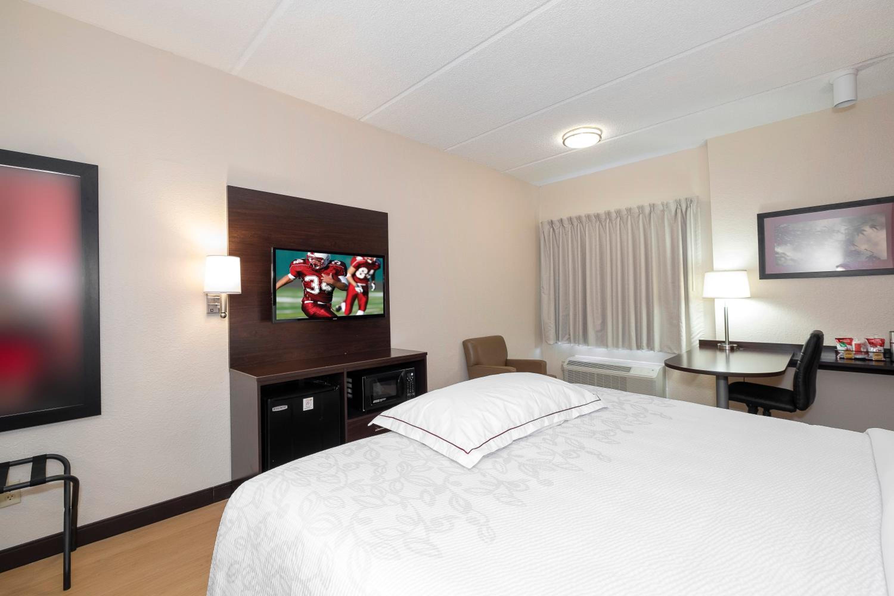 Premium King Room Smoke Free (Upgraded Bedding and Snack Box) - Photo 4