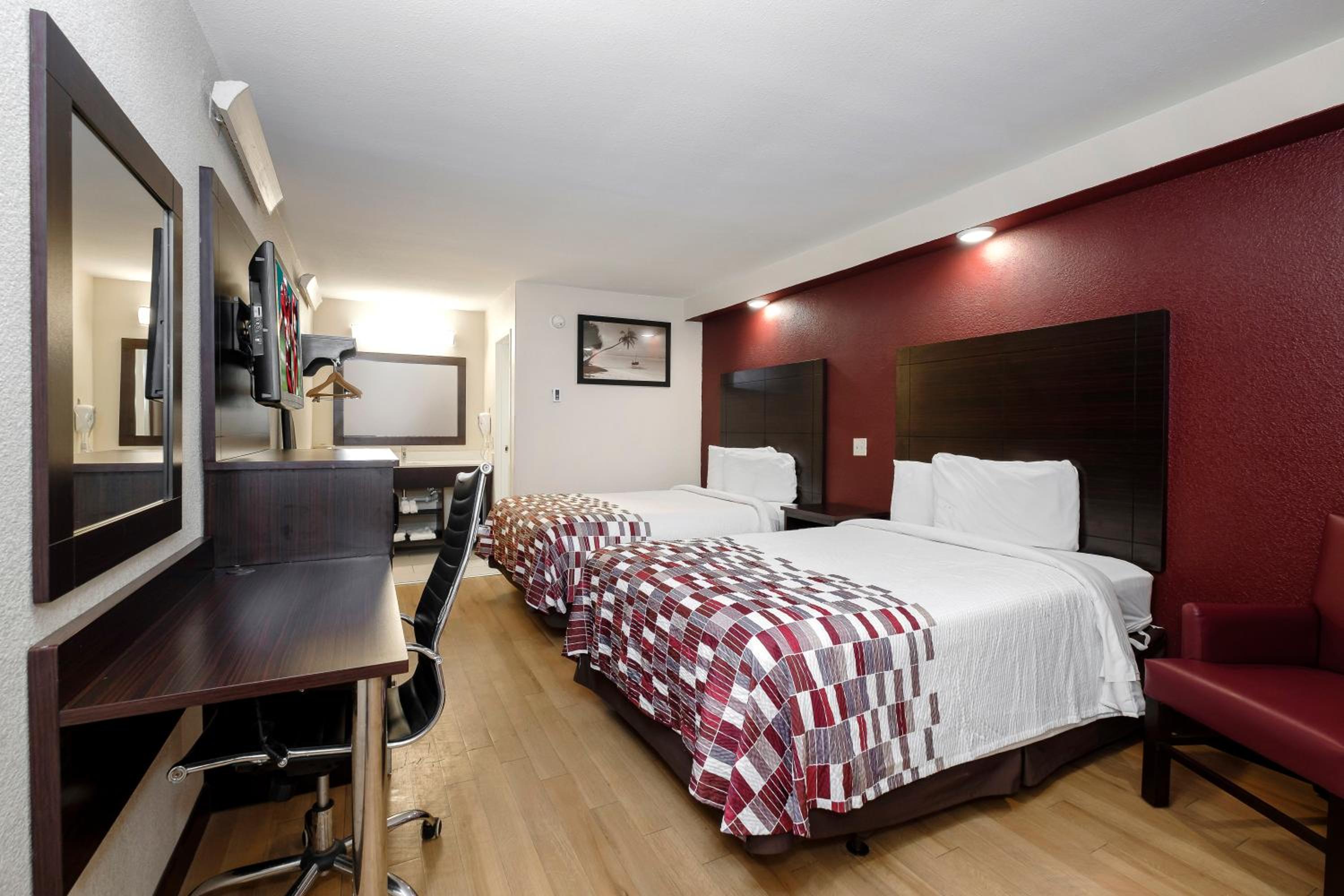 Deluxe Room with Two Double Beds Non-Smoking - Photo 2