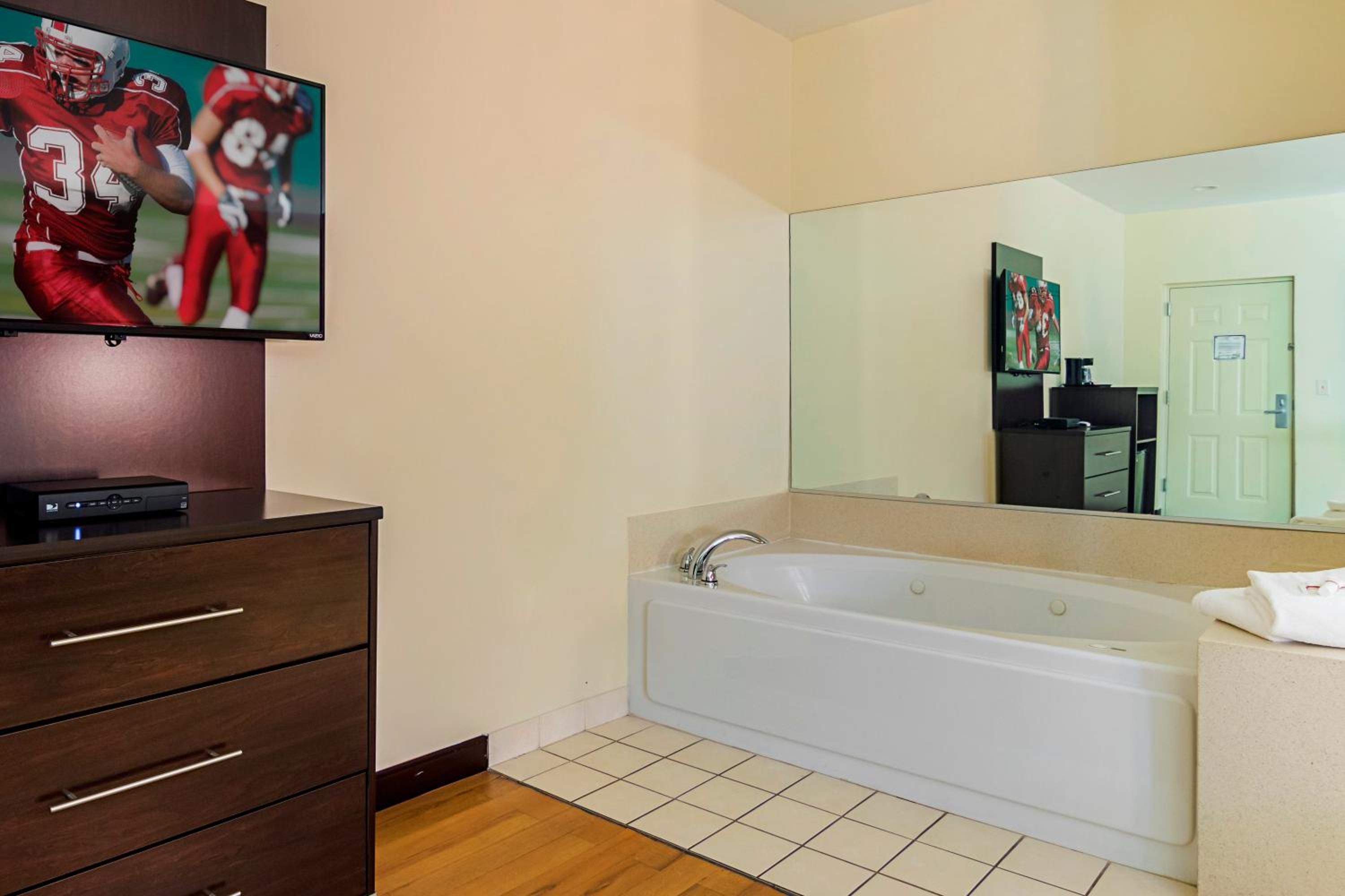 Suite King with Spa Bath Non-Smoking - Photo 2