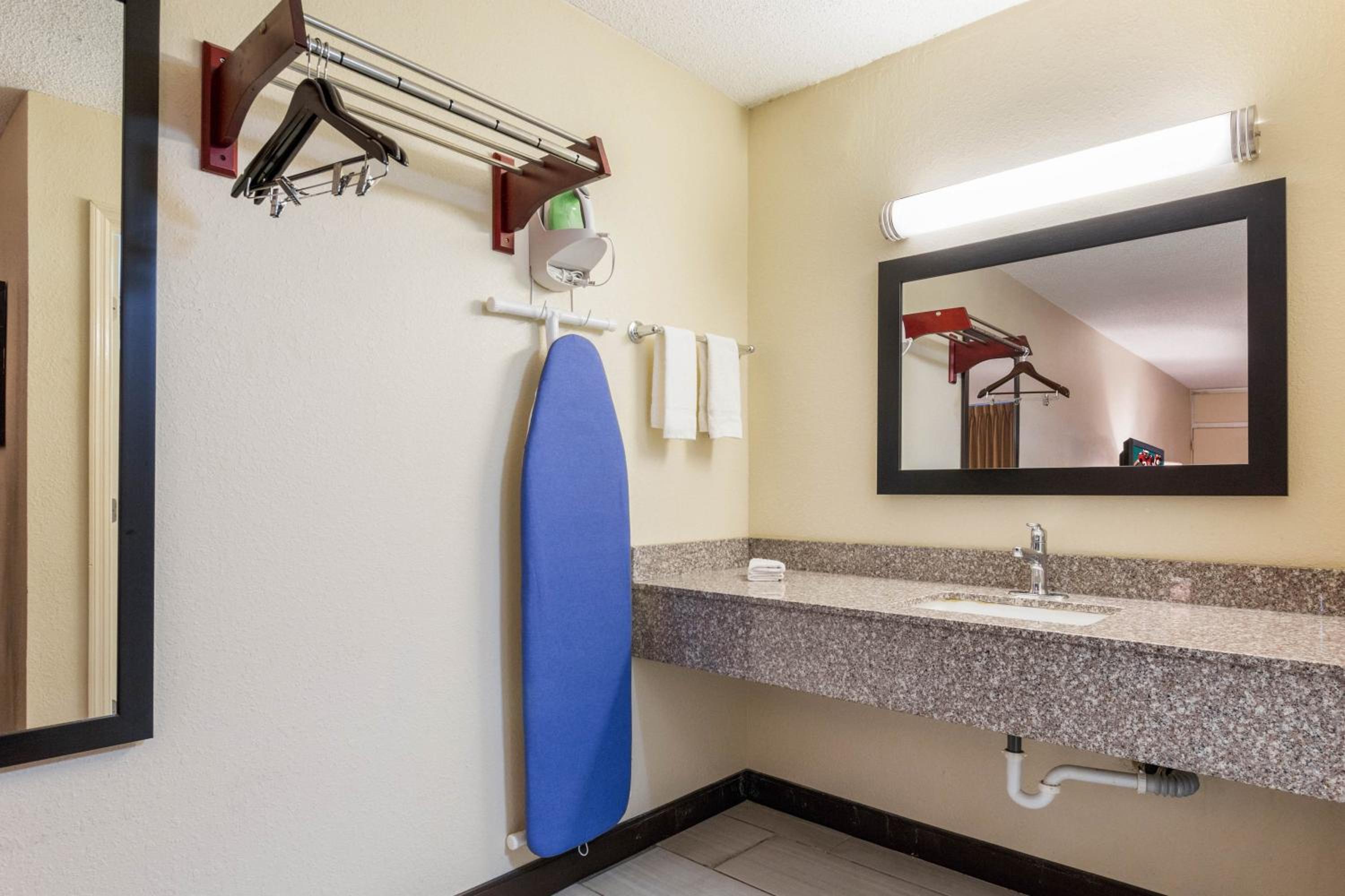 Deluxe Double Room with Two Double Beds – Smoking photo 2