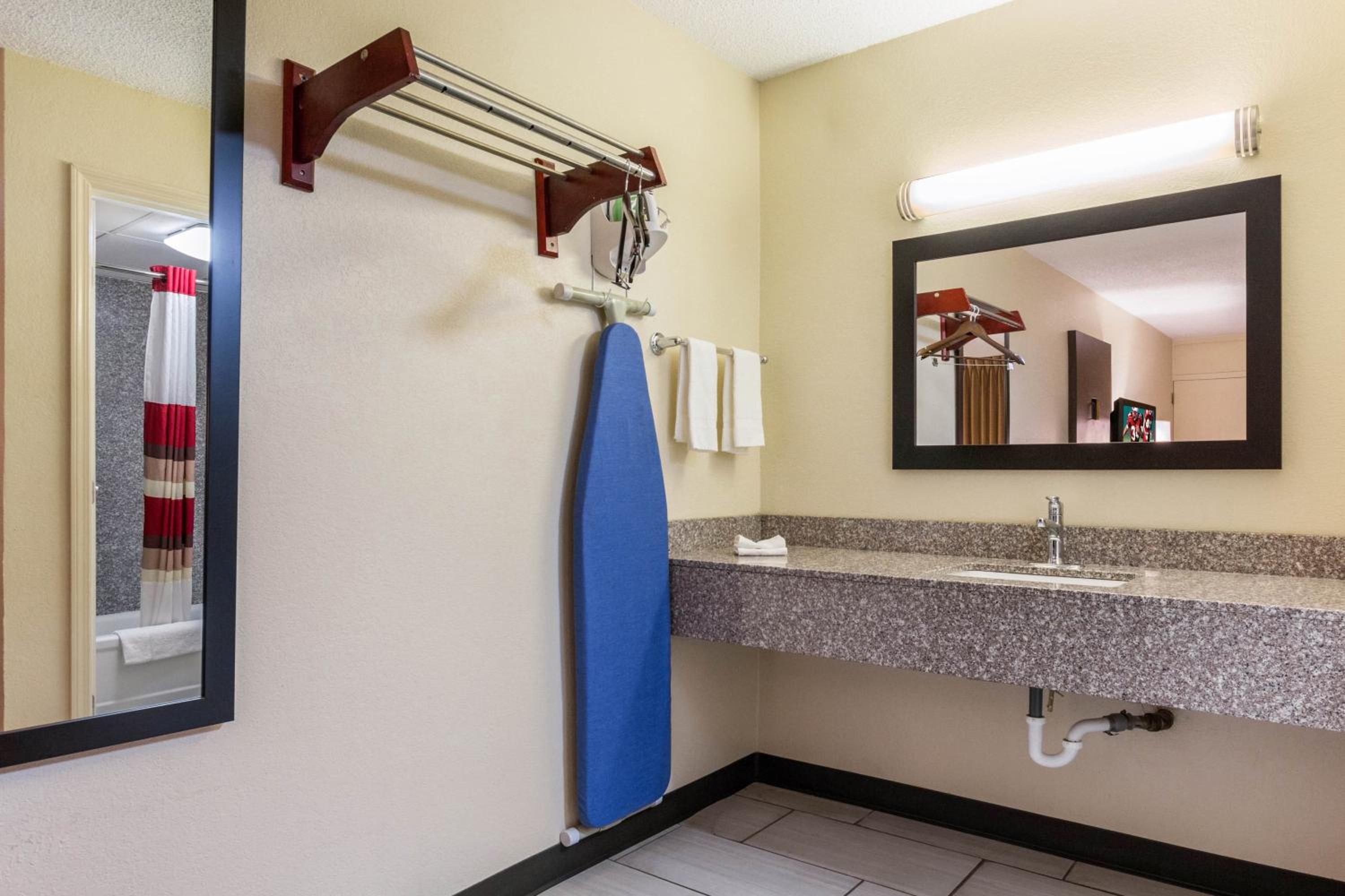  Deluxe King Room - Disability Access/Roll-In Shower Non-Smoking photo 2