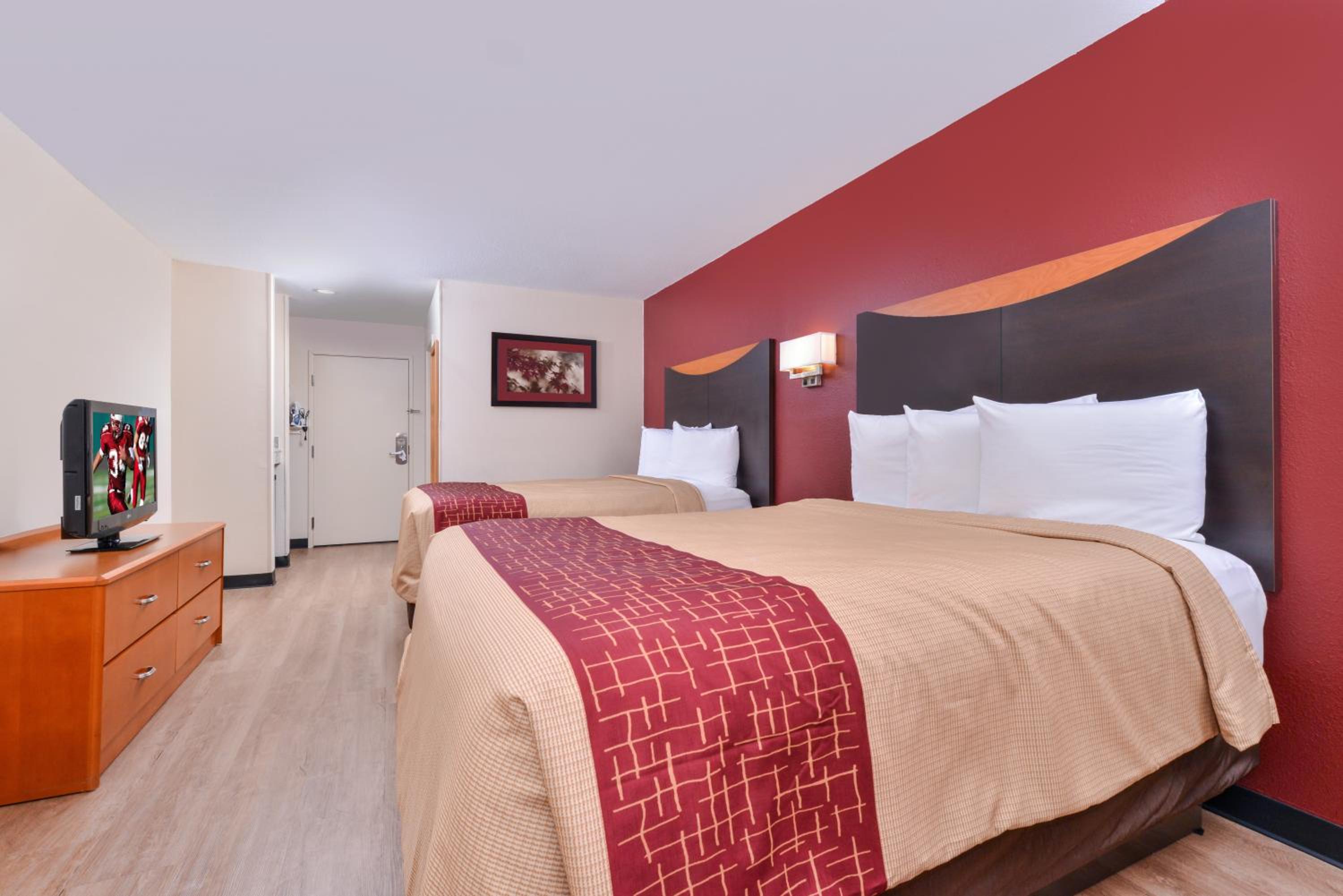 Deluxe Room with Two Queen Beds Smoke Free - Photo 4
