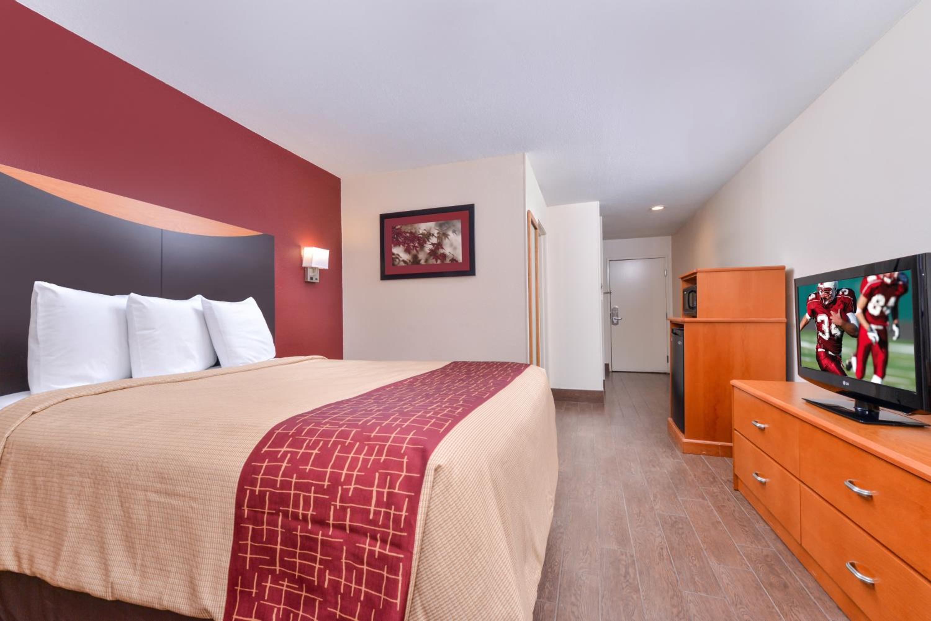 Deluxe Room with One Queen Bed Smoke Free - Photo 2