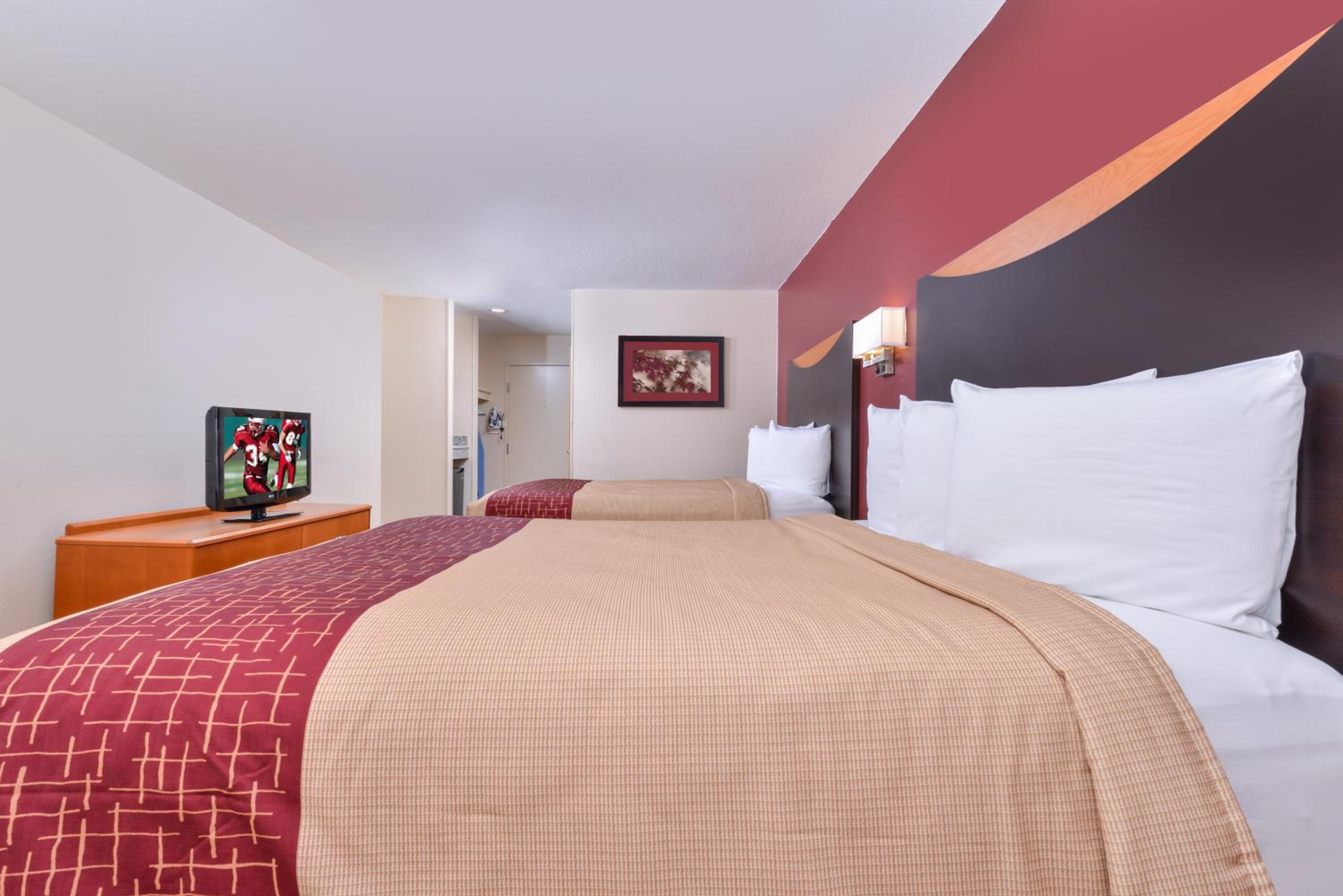 Deluxe Room with Two Queen Beds Smoke Free - Photo 3