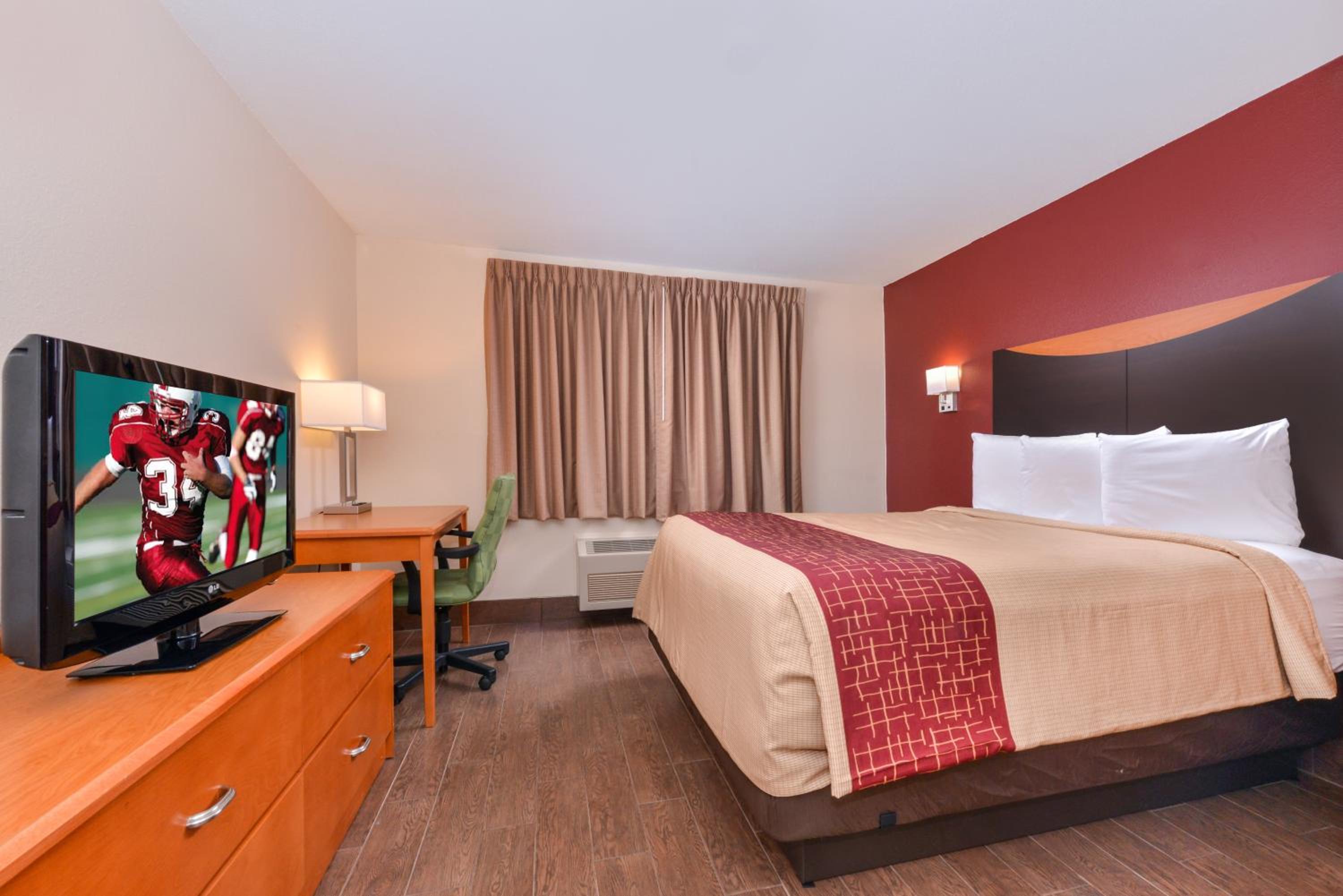 Deluxe Room with One Queen Bed Smoke Free - Photo 3
