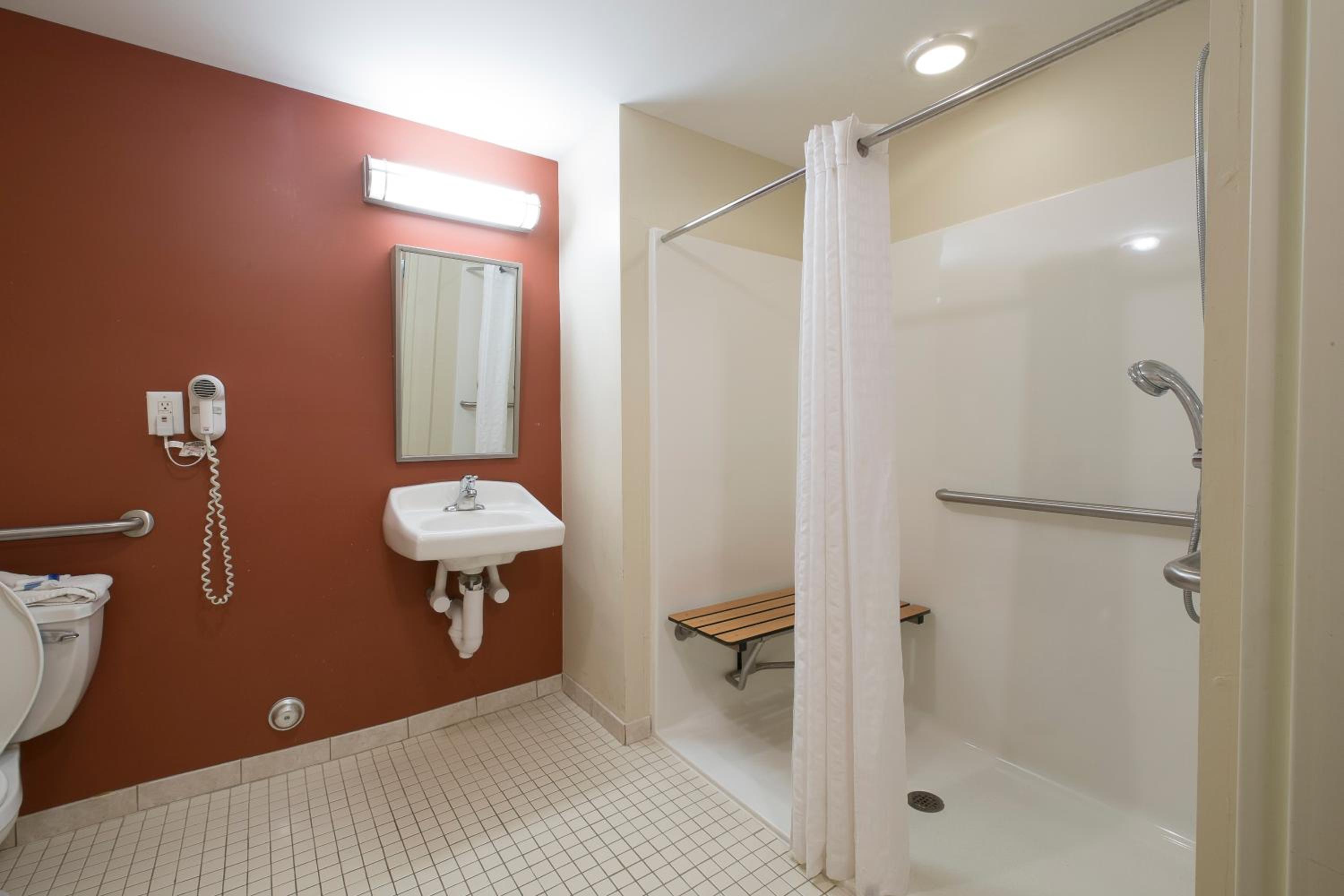 Deluxe Room with Two Double Beds Disability Access Roll-In Shower Non-Smoking photo 3