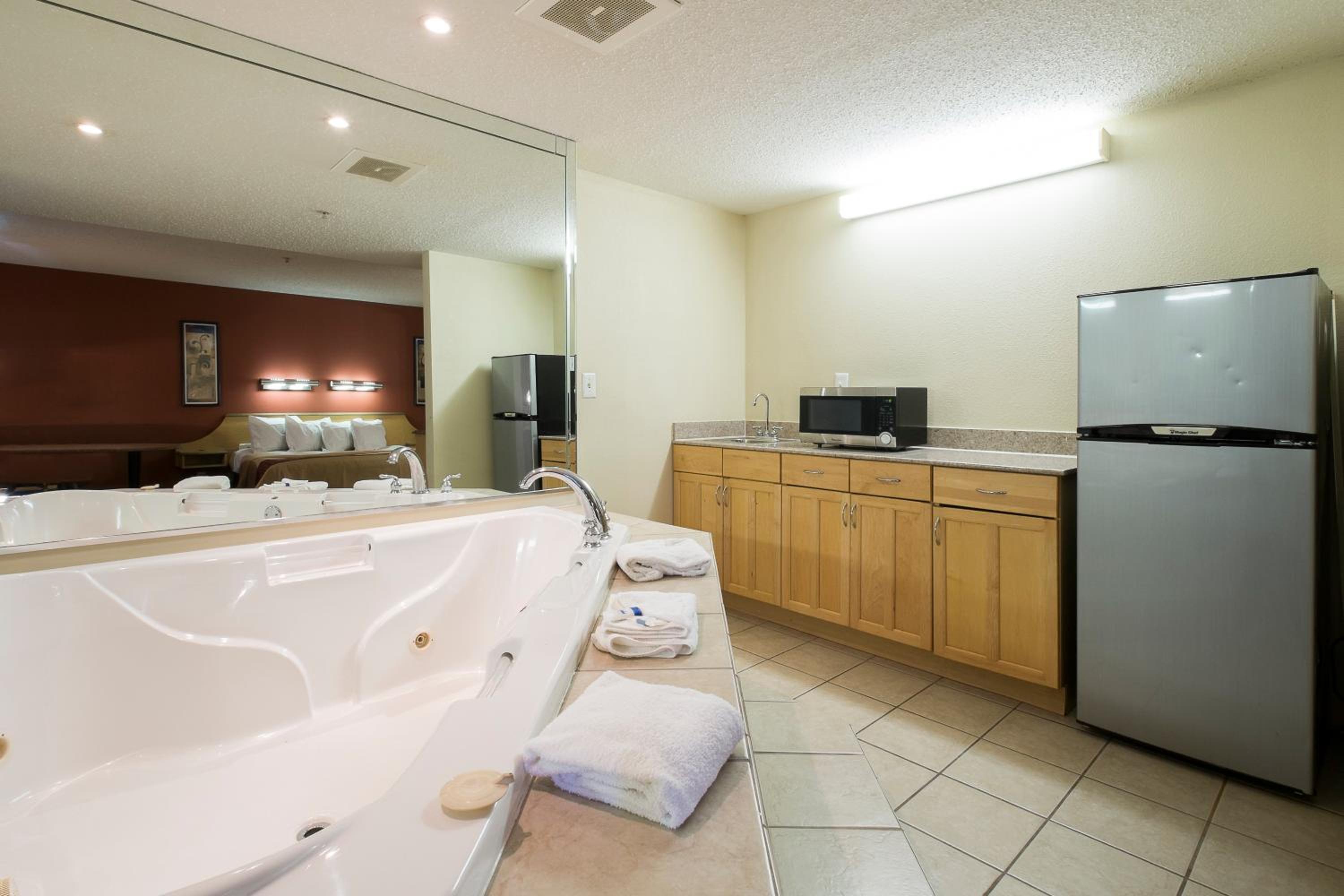 Suite King with Spa Bath Non-Smoking photo 3