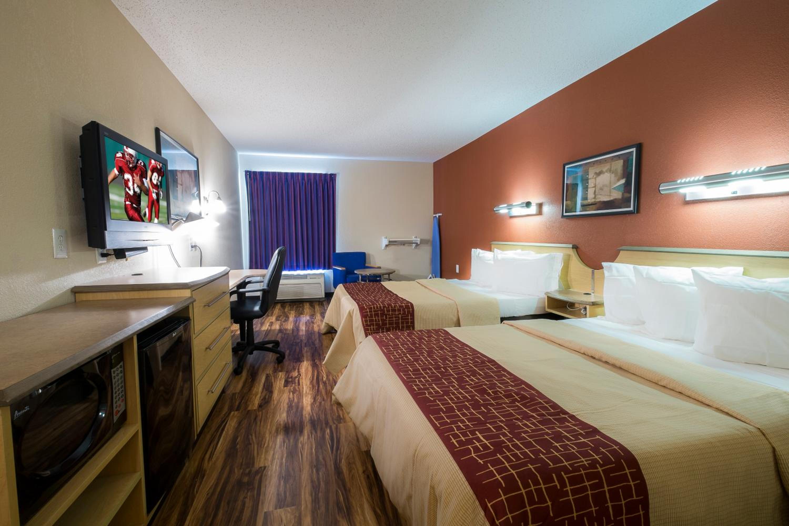 Deluxe Room with Two Double Beds Disability Access Roll-In Shower Non-Smoking photo 2