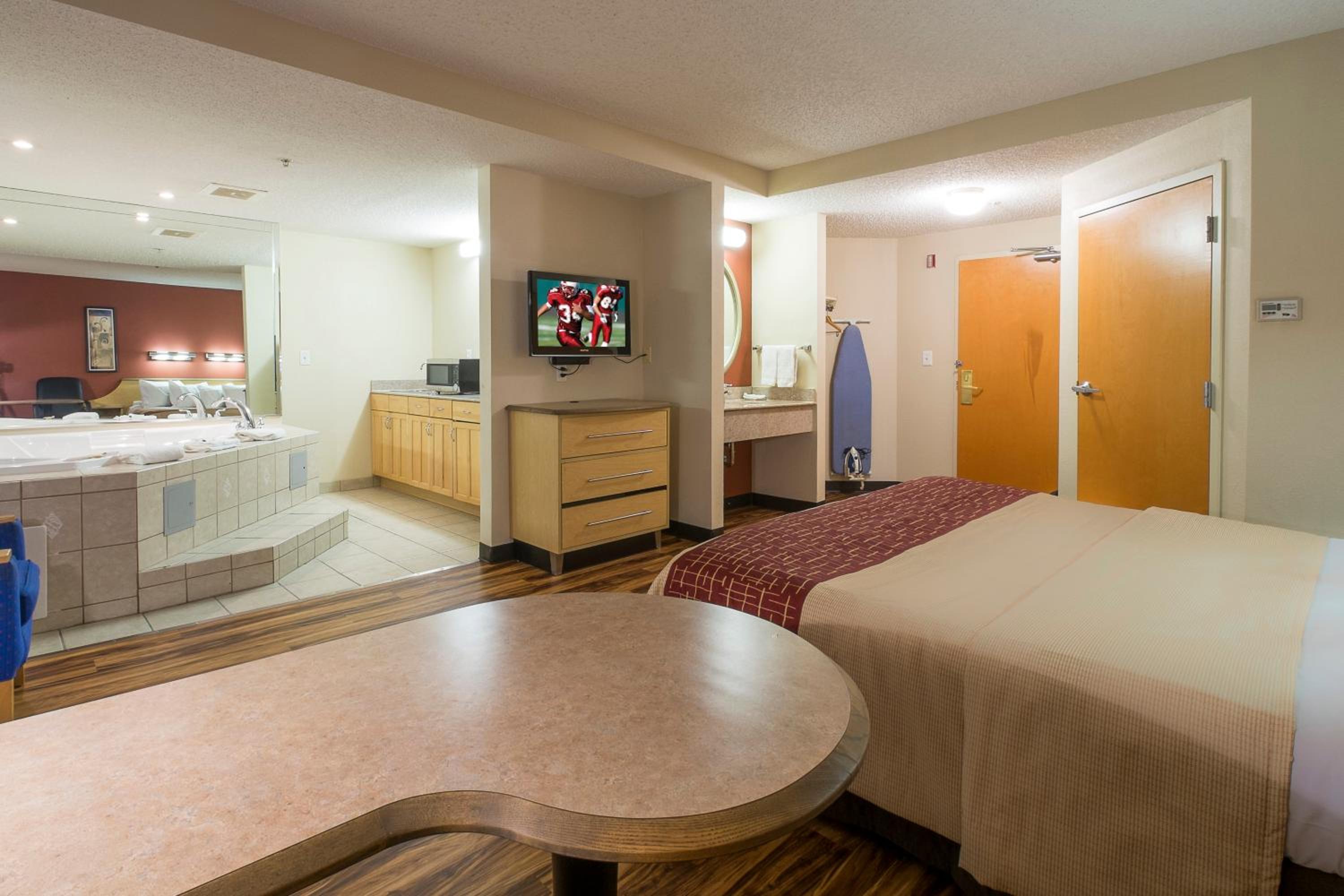 Suite King with Spa Bath Smoking photo 3