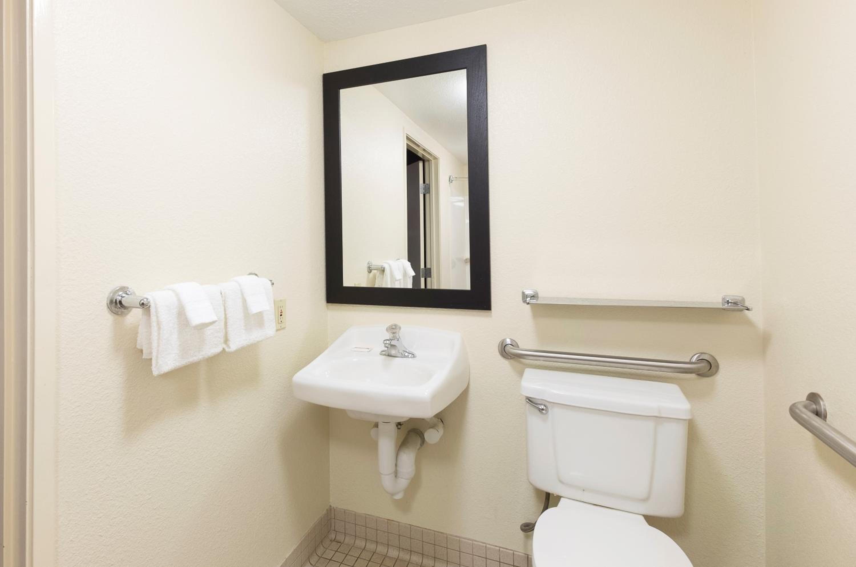 Premium King Room Disability Access Smoke Free - Photo 8