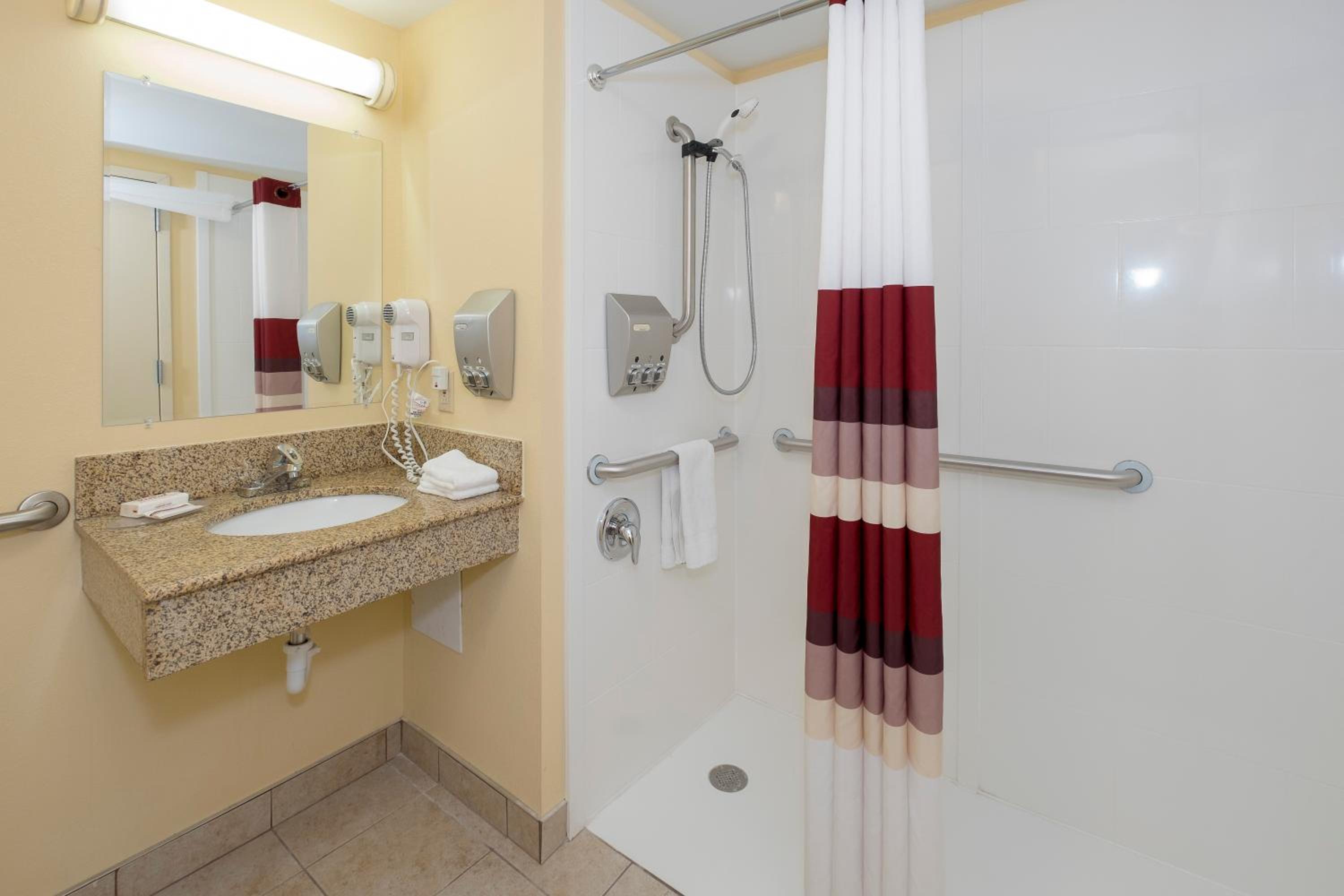 Superior King Room Disability Access Roll-In Shower Non-Smoking photo 2