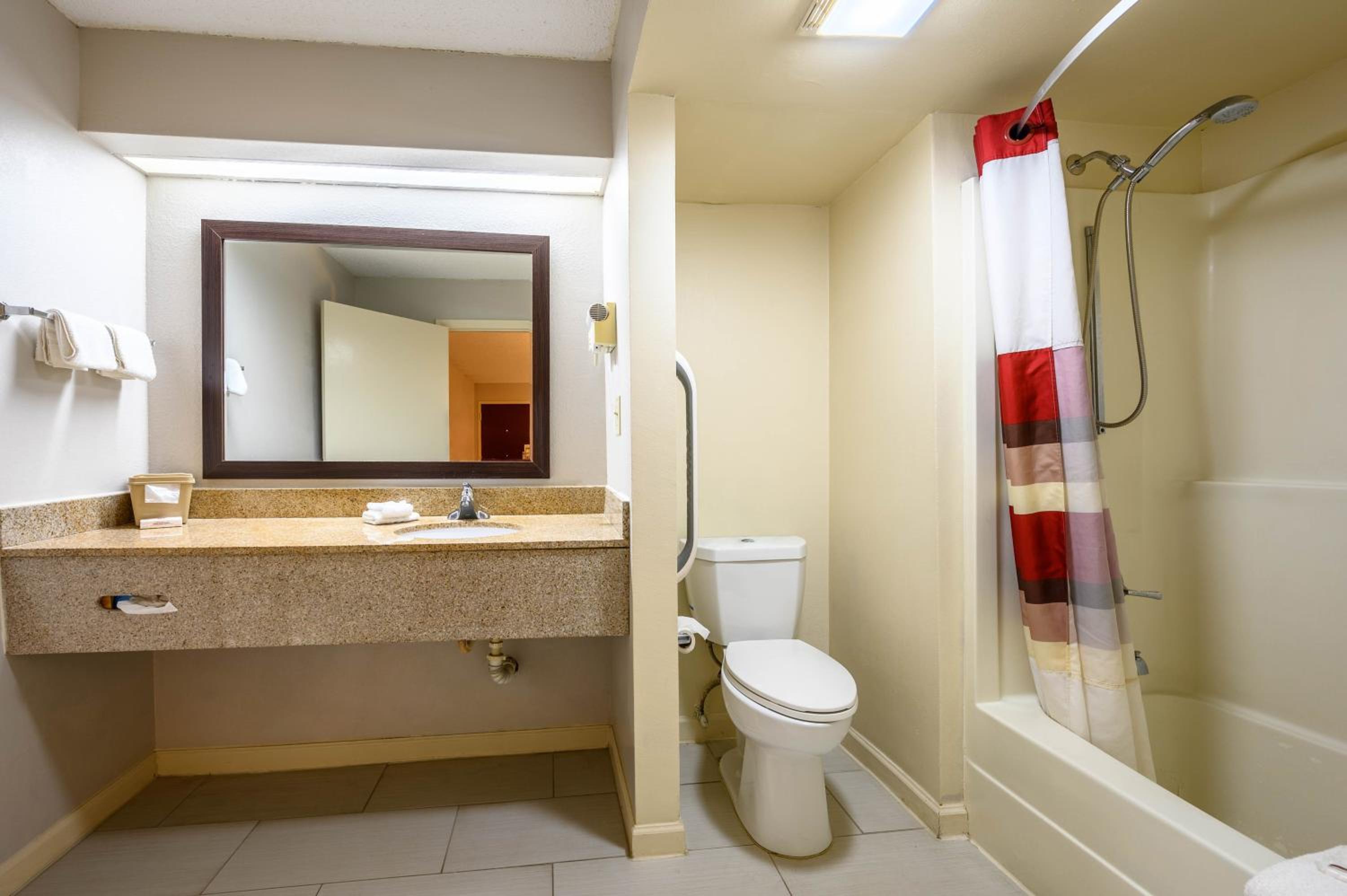 Deluxe King Room Disability Access Non-Smoking - Photo 4