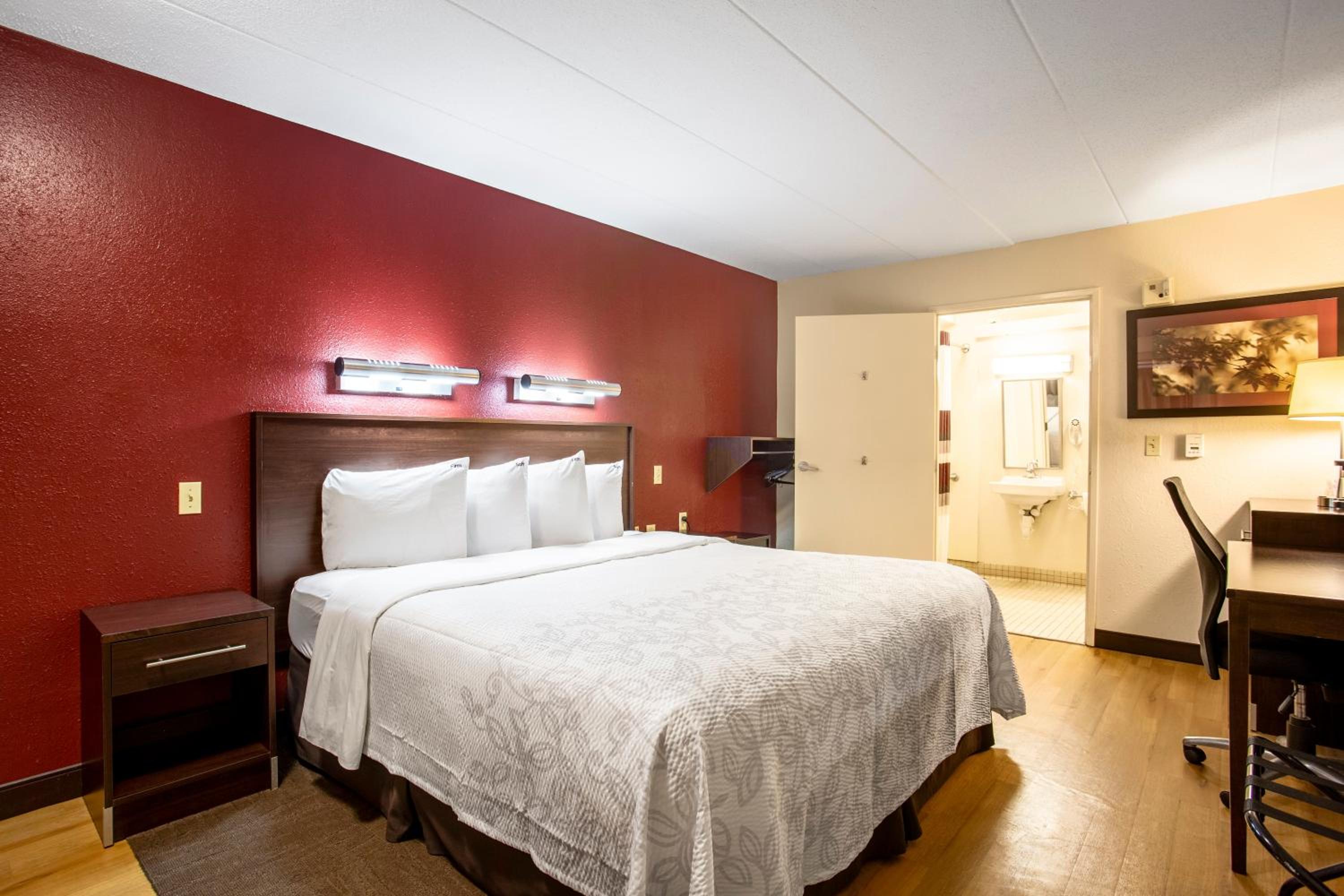 Deluxe King Room Disability Access Smoke Free - Photo 1