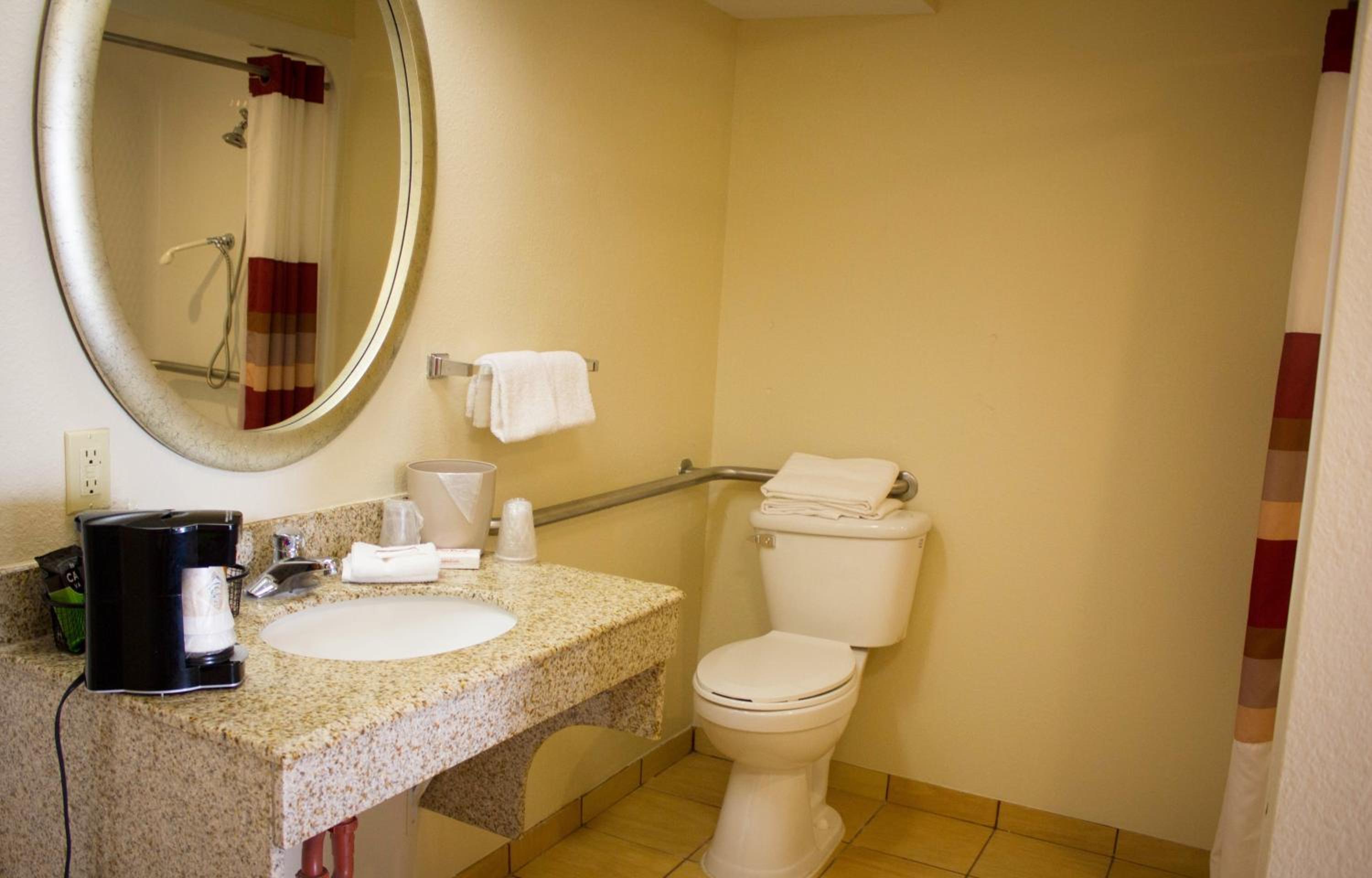 Superior King Room Disability Access Roll-In Shower Non-Smoking - Photo 3