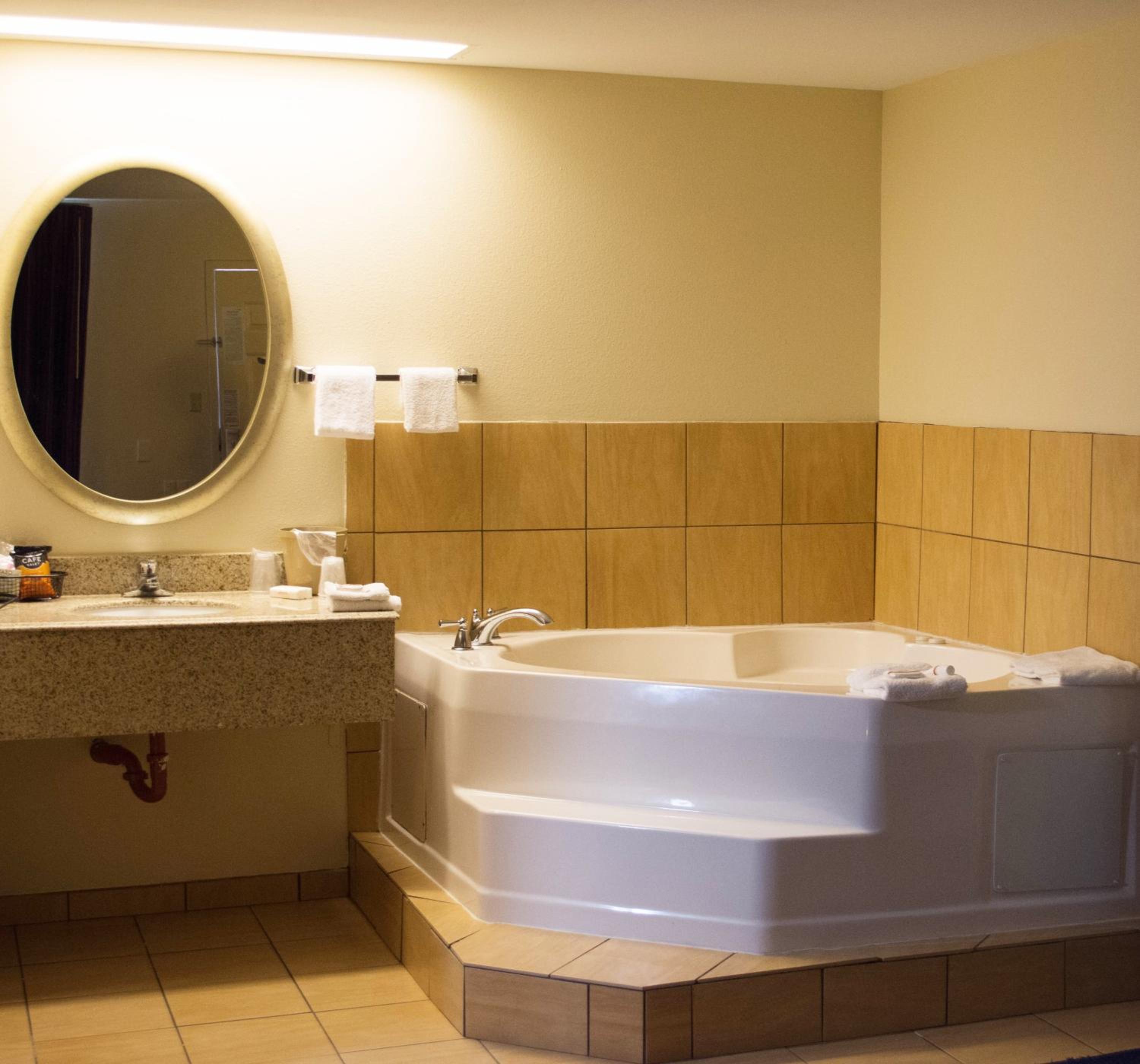 Suite King with Spa Bath Non-Smoking - Photo 6