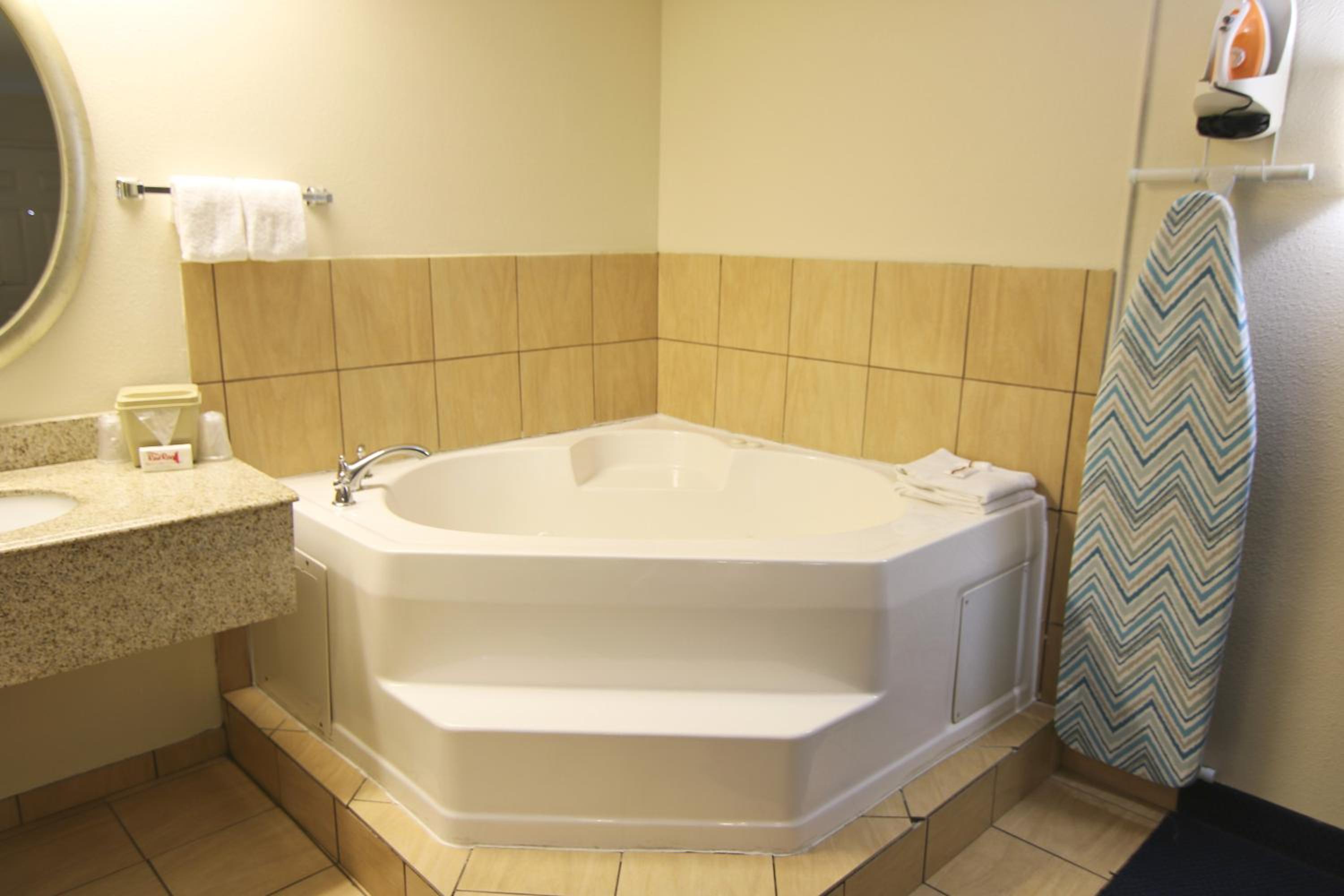 Suite King with Spa Bath Non-Smoking - Photo 7