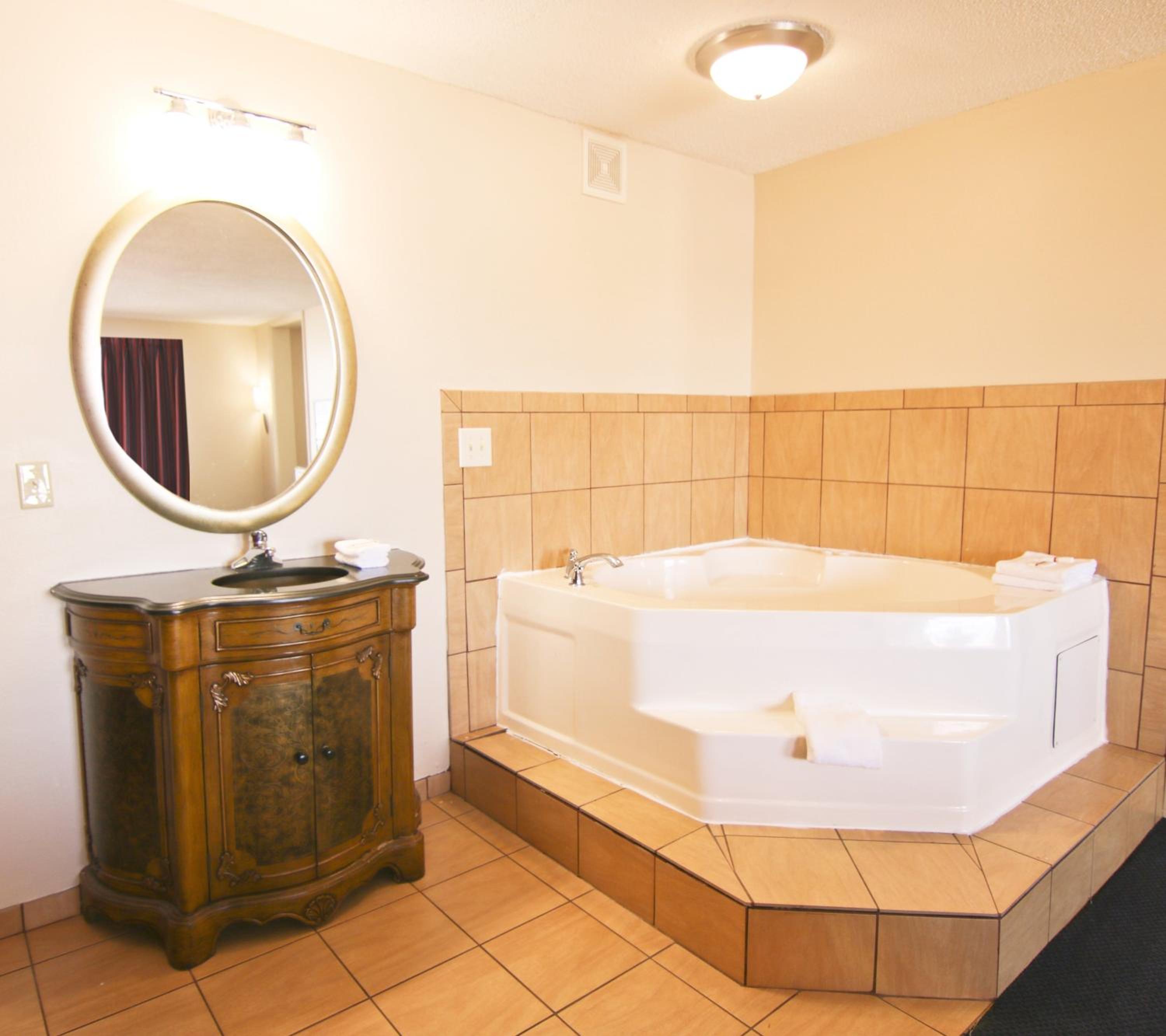 Two Room Suite with One King Bed with Spa Bath Non-Smoking - Photo 11