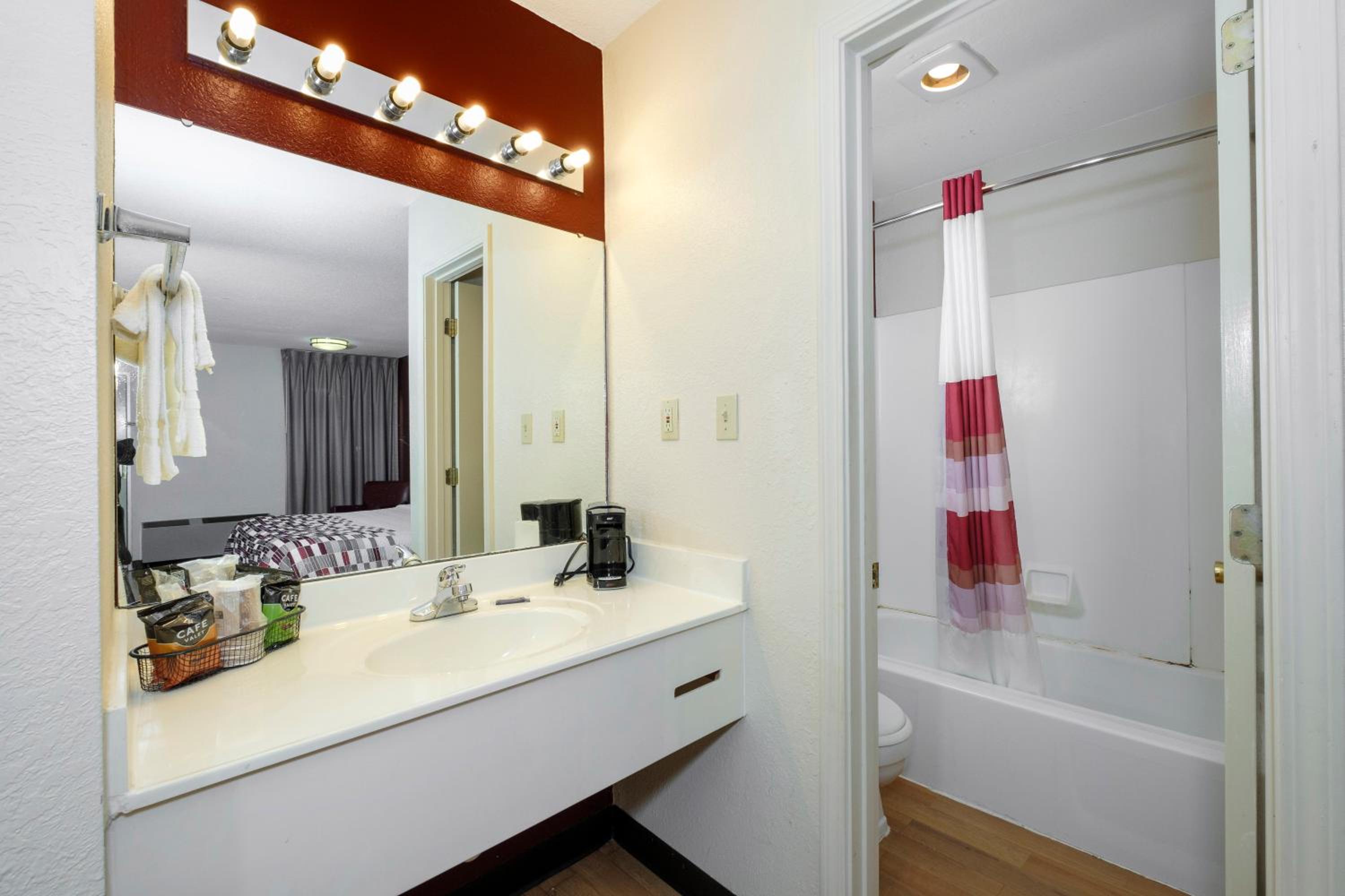 Deluxe Room with Two Queen Beds Smoking - Photo 4