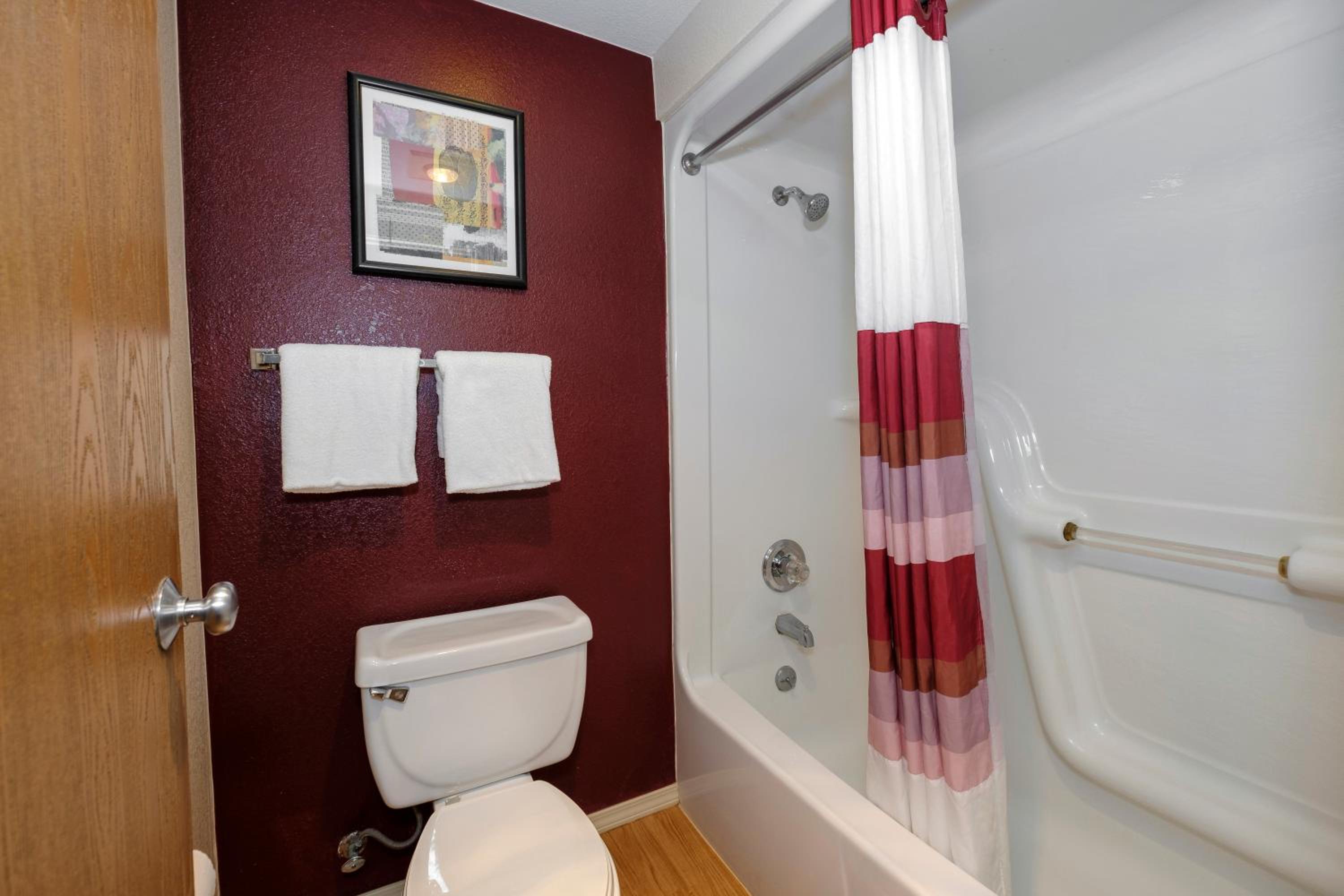 Queen Suite with Two Queen Beds with Spa Bath Non-Smoking photo 3