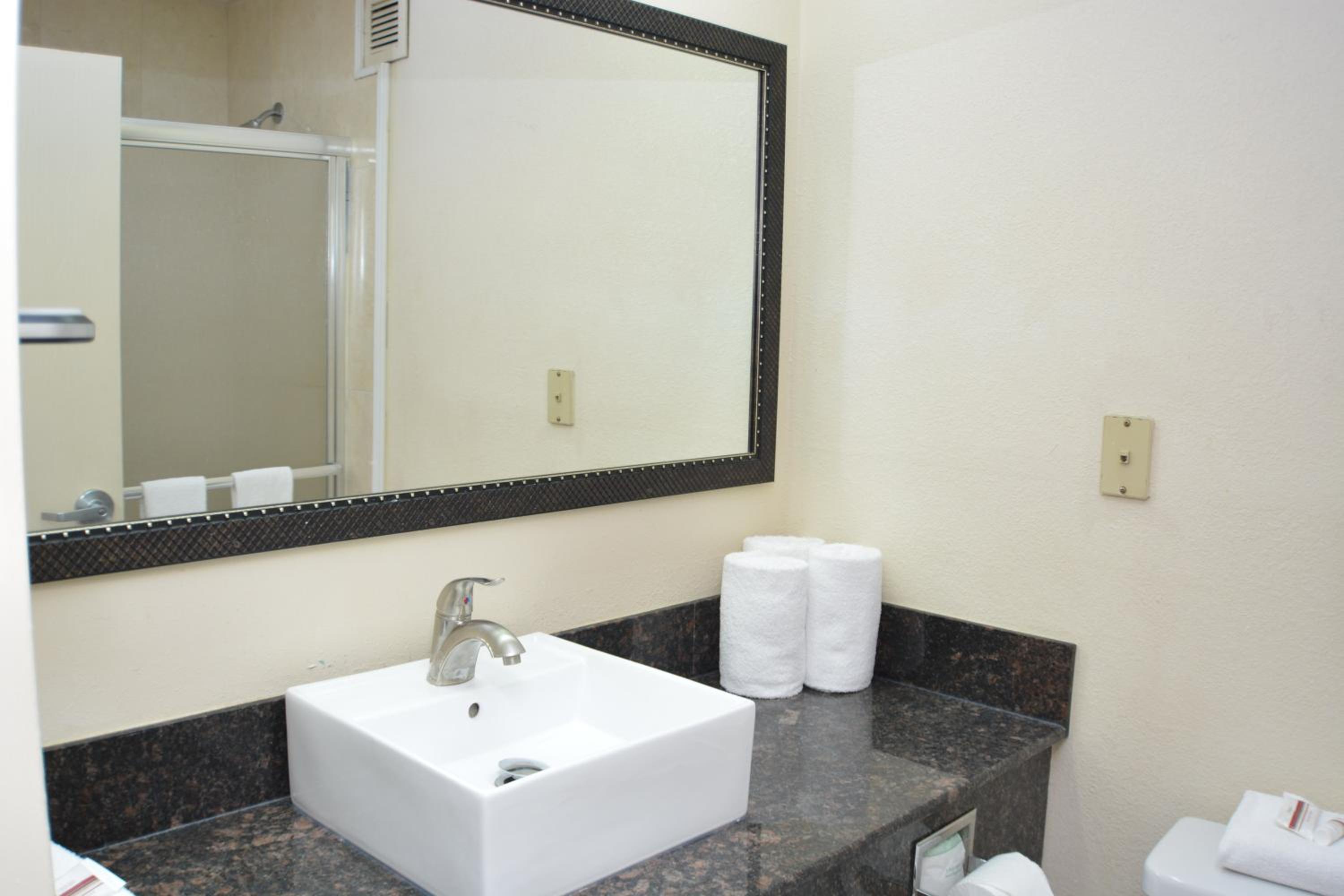  Suite with Two Double Beds Smoke Free - Photo 4