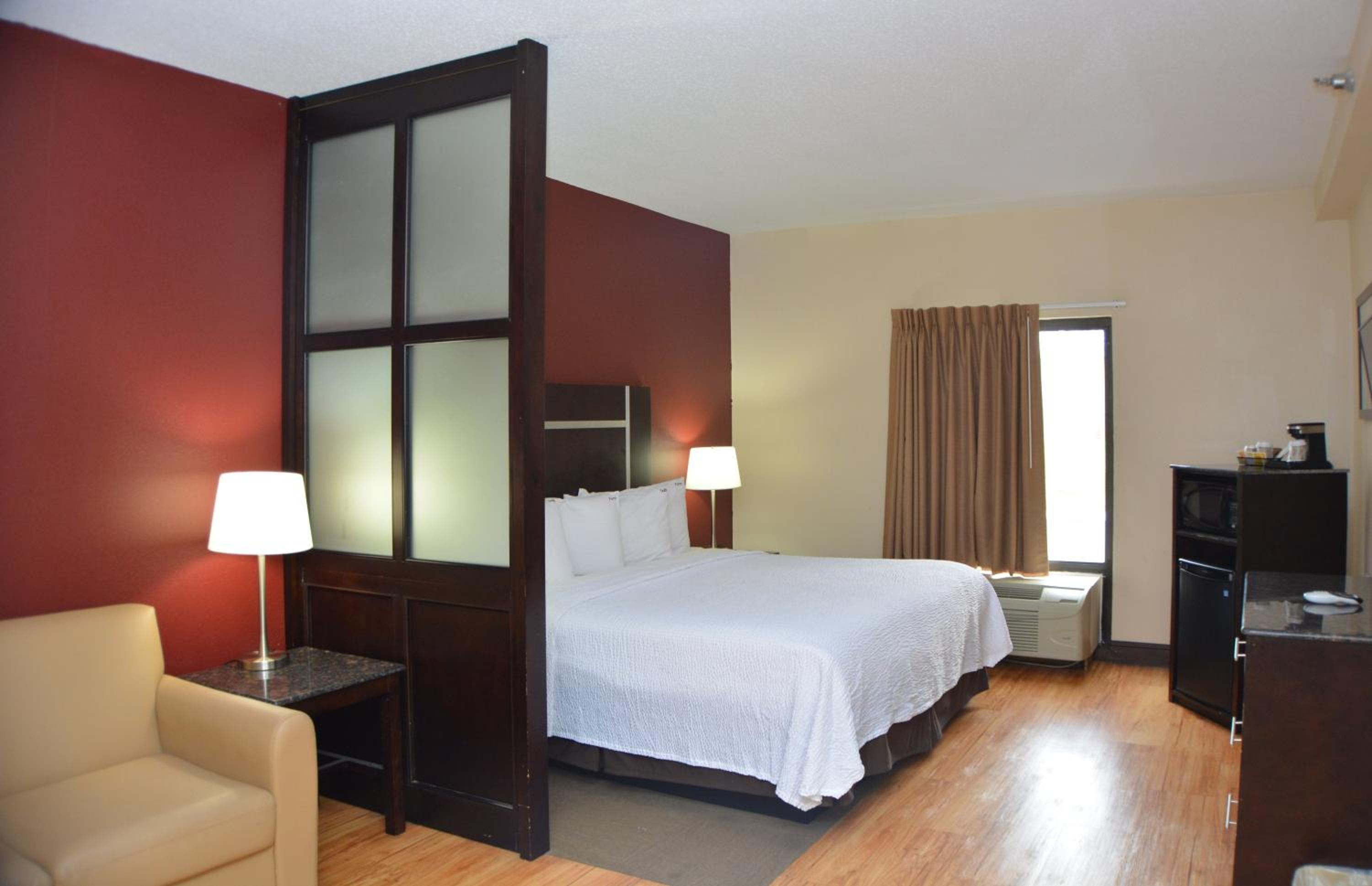 King Suite with Spa Bath - Smoke-Free - Photo 1