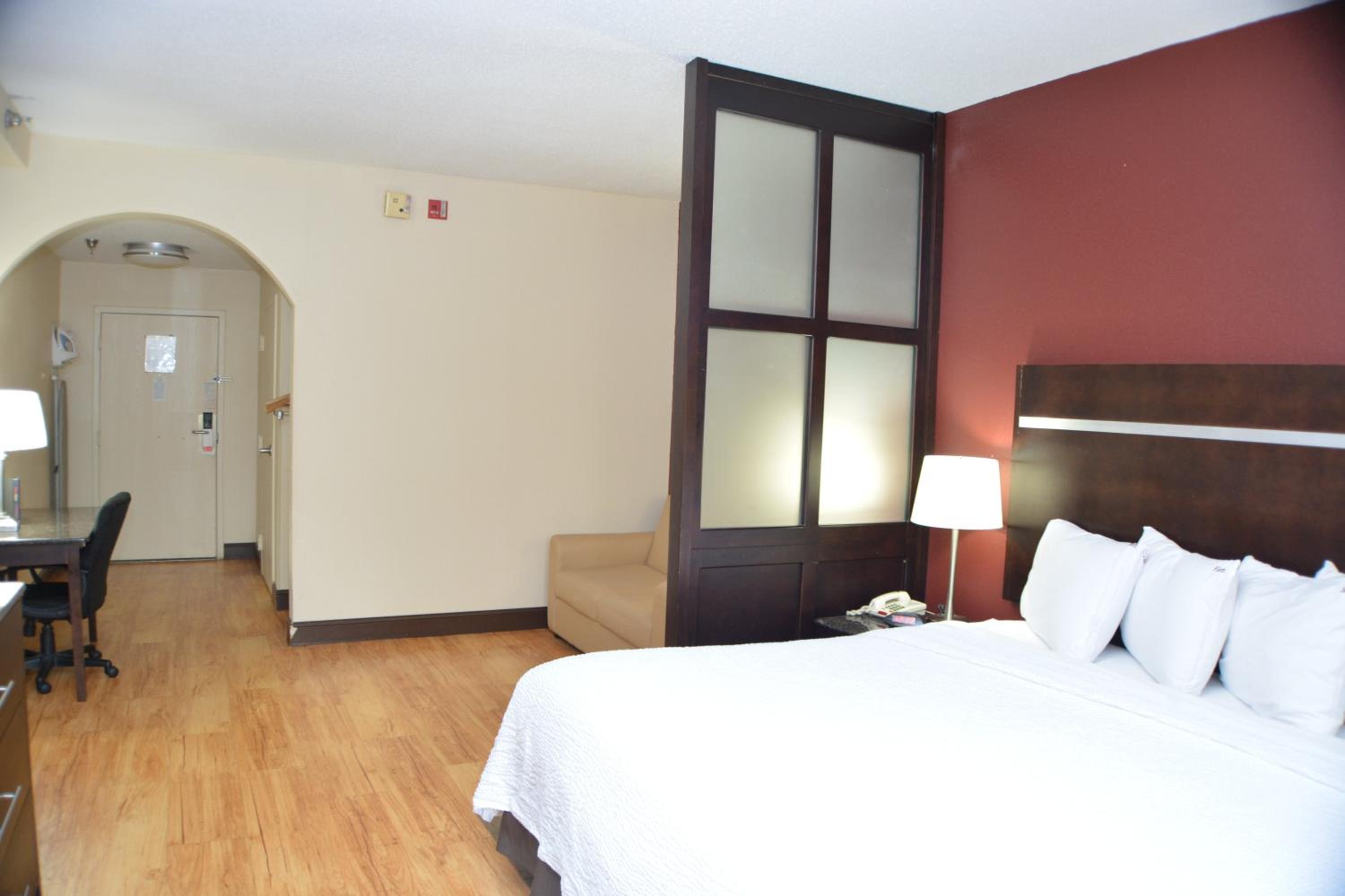 King Suite with Spa Bath - Smoke-Free - Photo 4