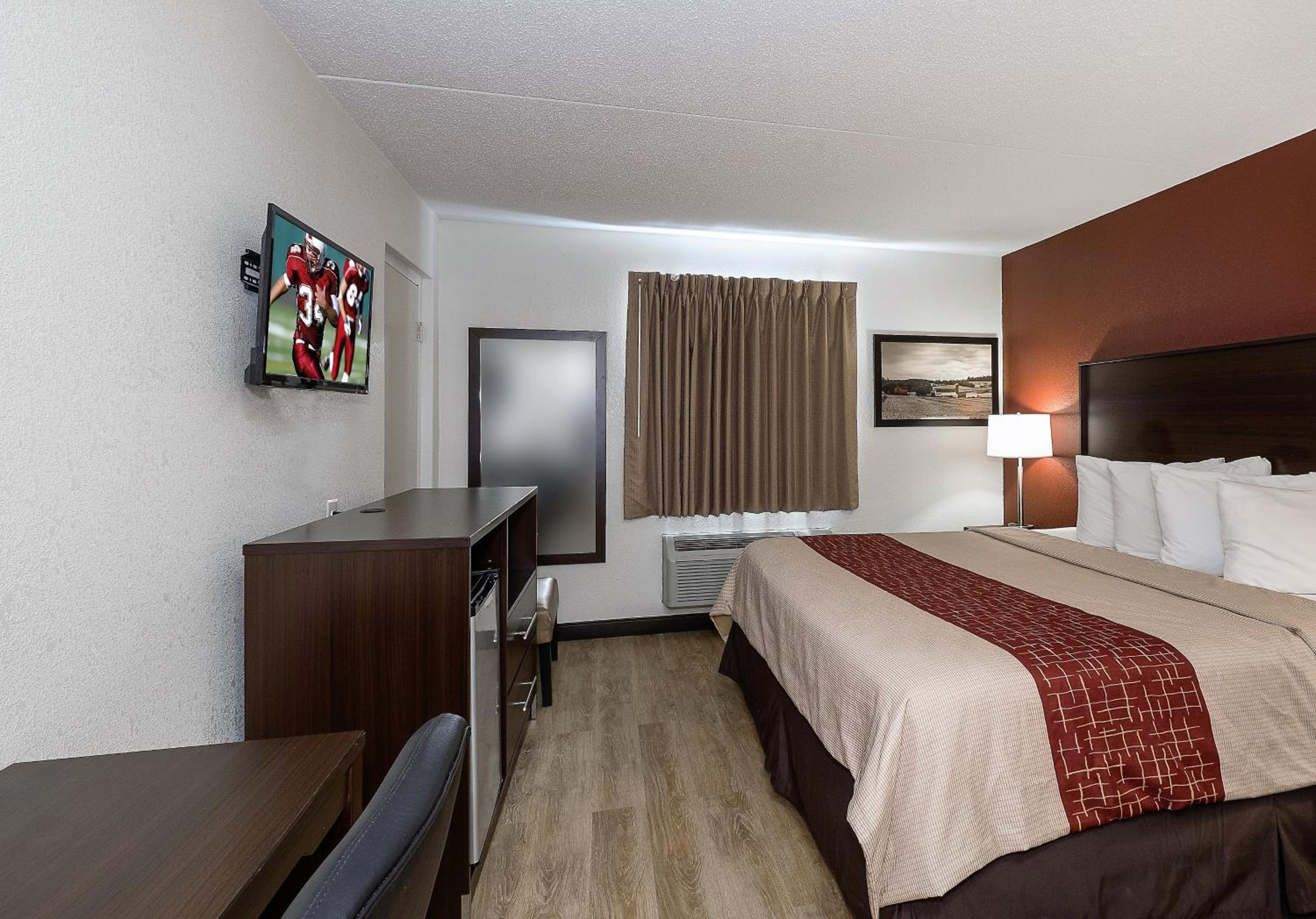 Deluxe Room with One Queen Bed Disability Access Roll-In Shower Non-Smoking photo 2
