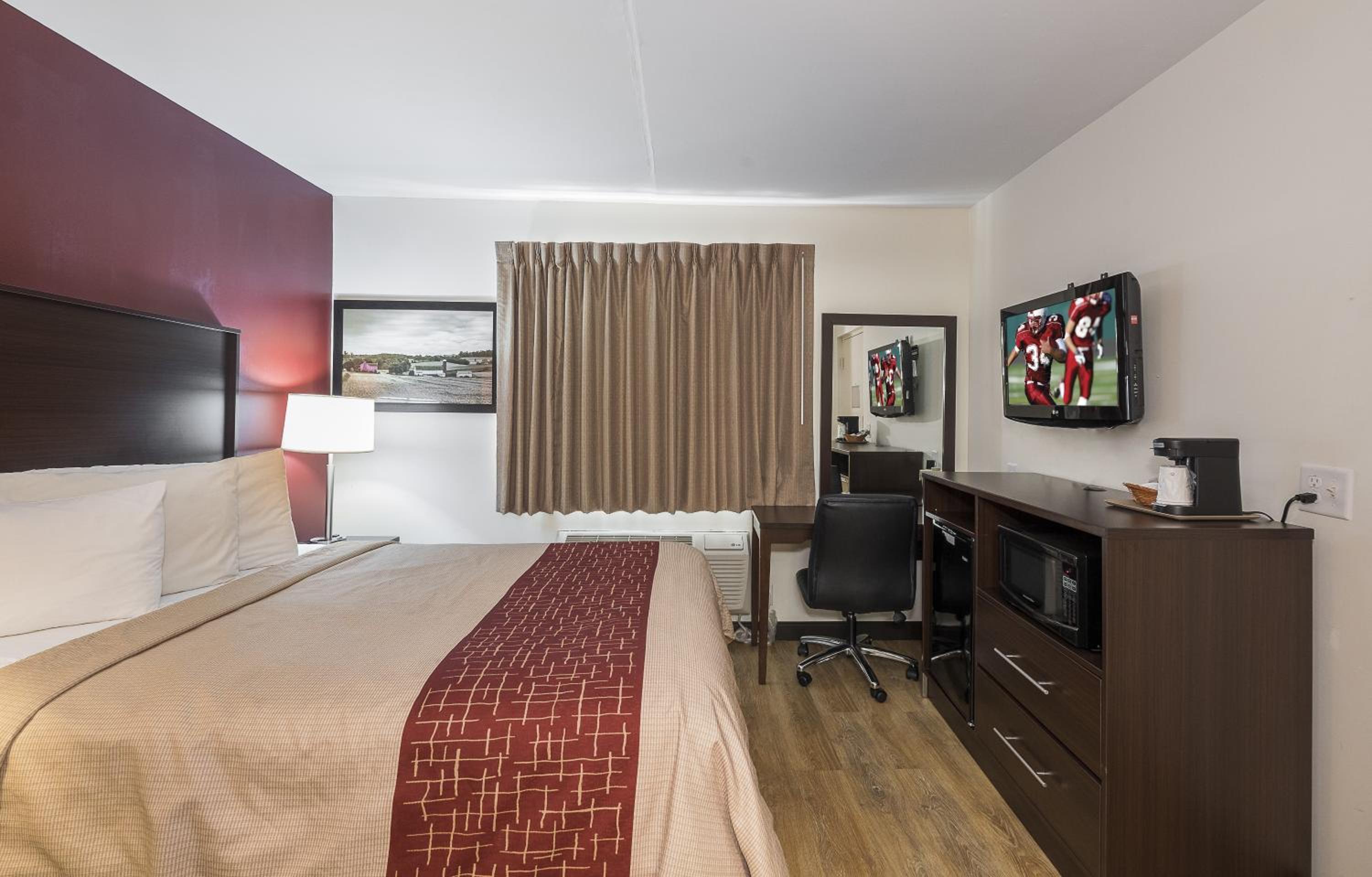 Deluxe Room with One Queen Bed Disability Access Roll-In Shower Non-Smoking photo 3