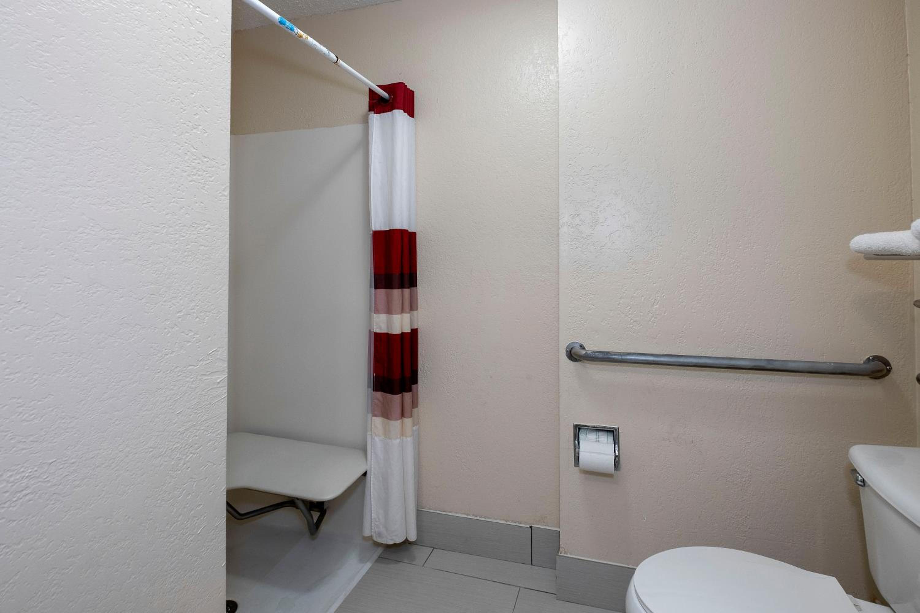 Deluxe King Room Disability Access Roll-in Shower Non-Smoking photo 2