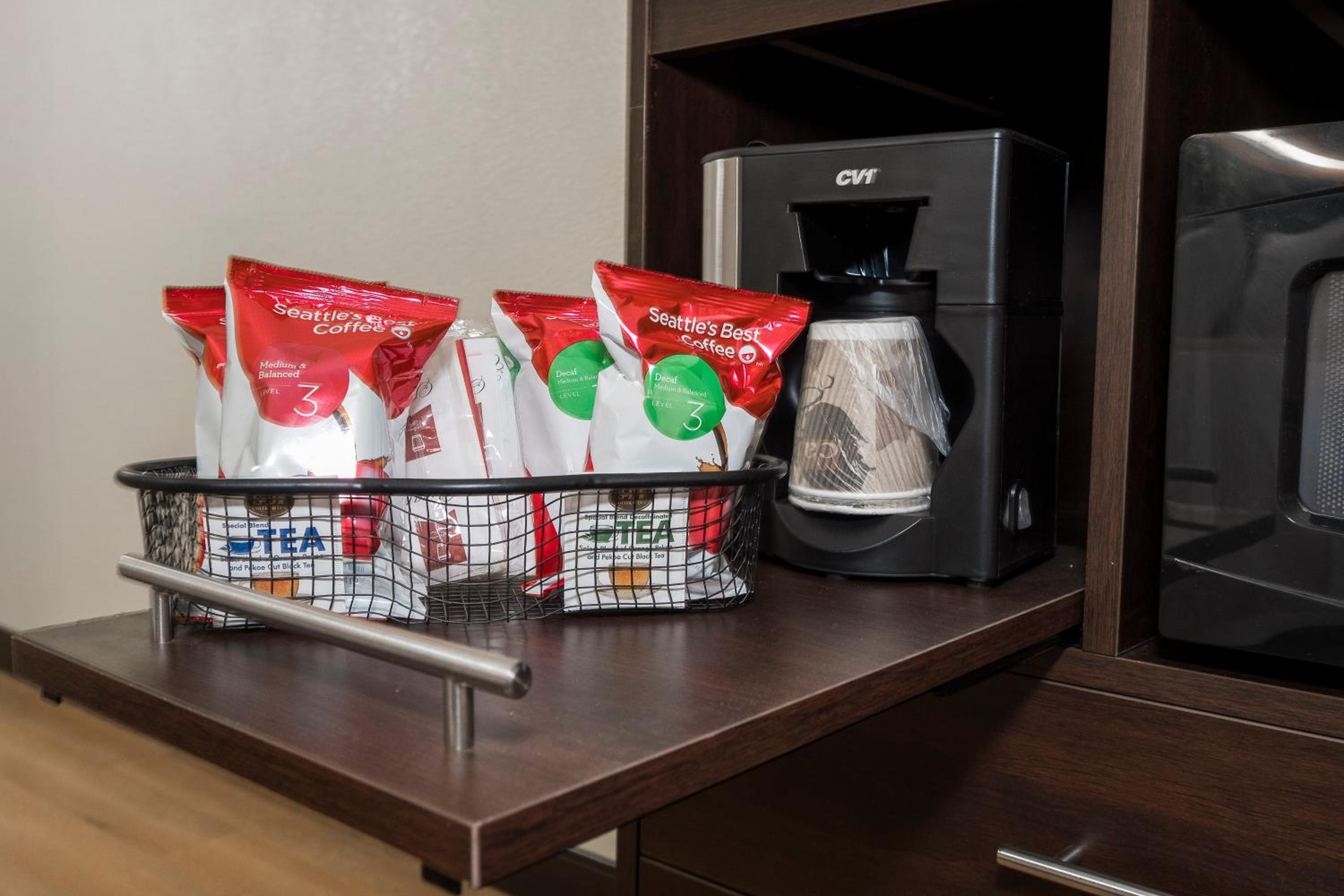 Premium Room with Two Queen Beds Smoke Free (Upgraded Bedding & Snack) photo 3