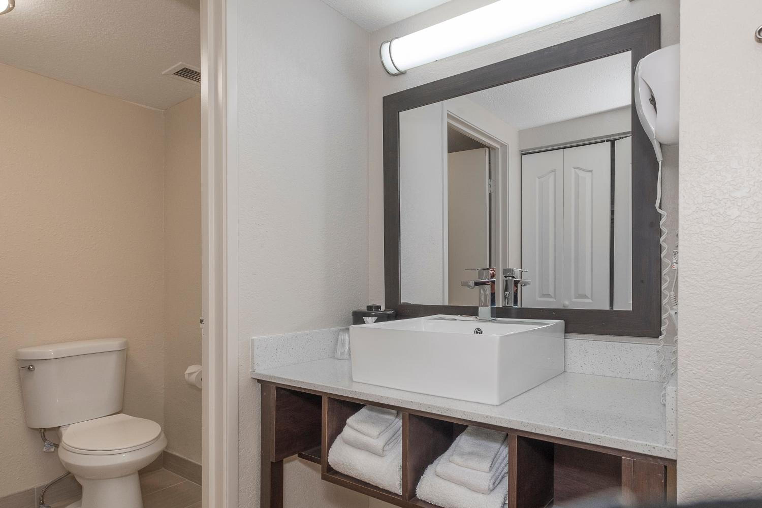 Suite King with Kitchenette and Jetted Tub Smoke Free photo 3