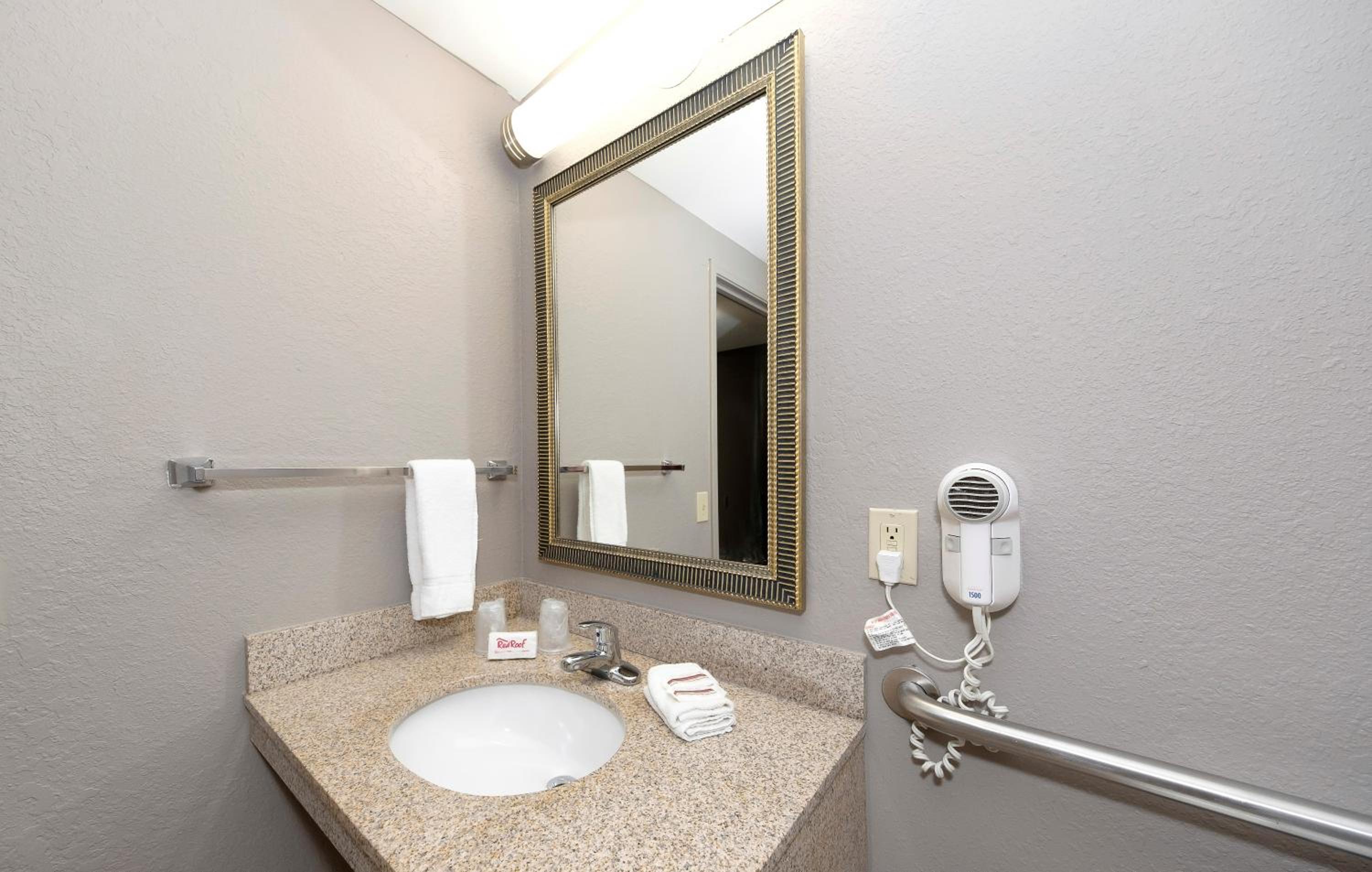 Deluxe Room with One Queen Bed Disability Access Non-Smoking photo 2