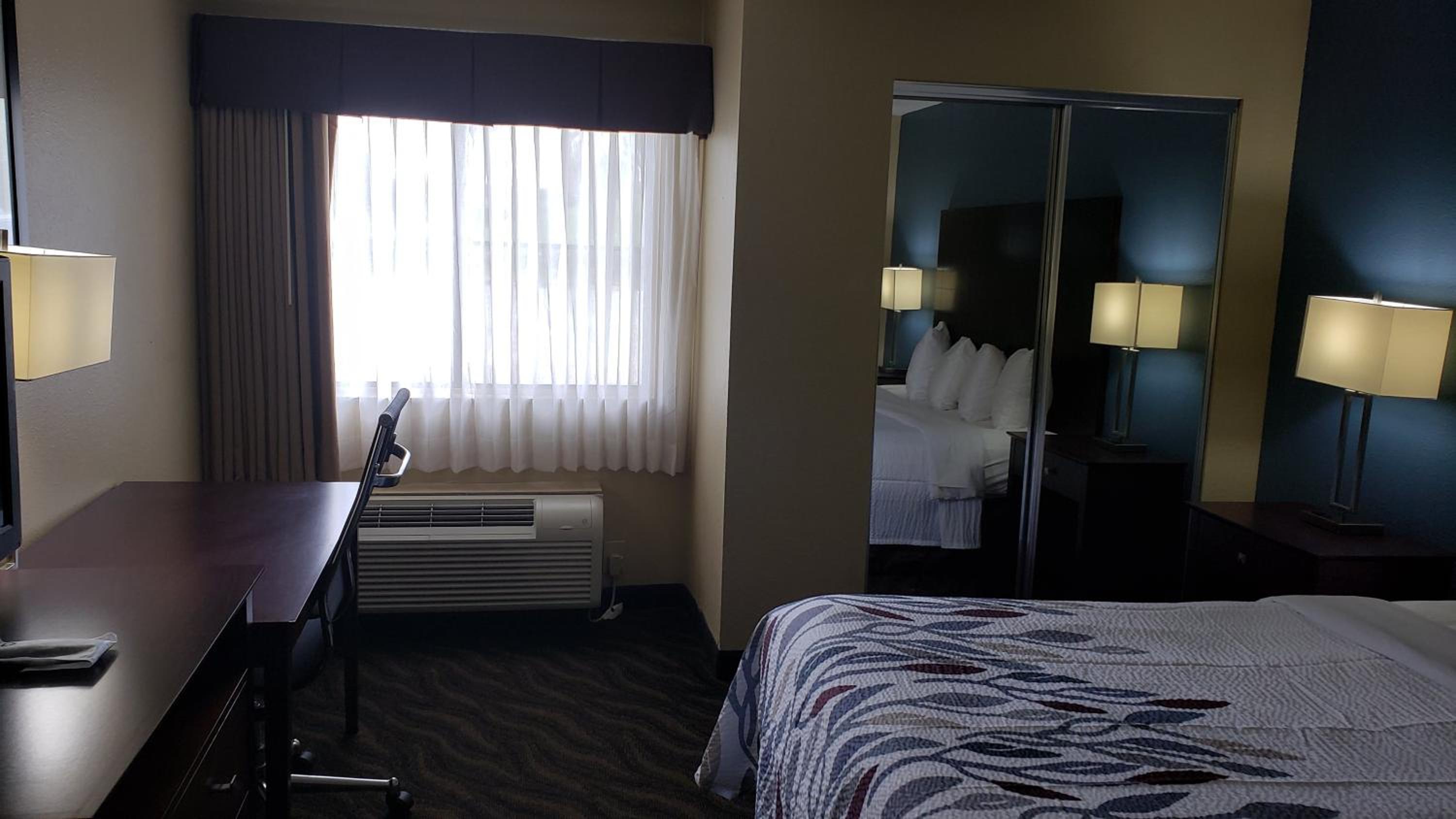 Superior King Room Disability Access Non-Smoking - Photo 3