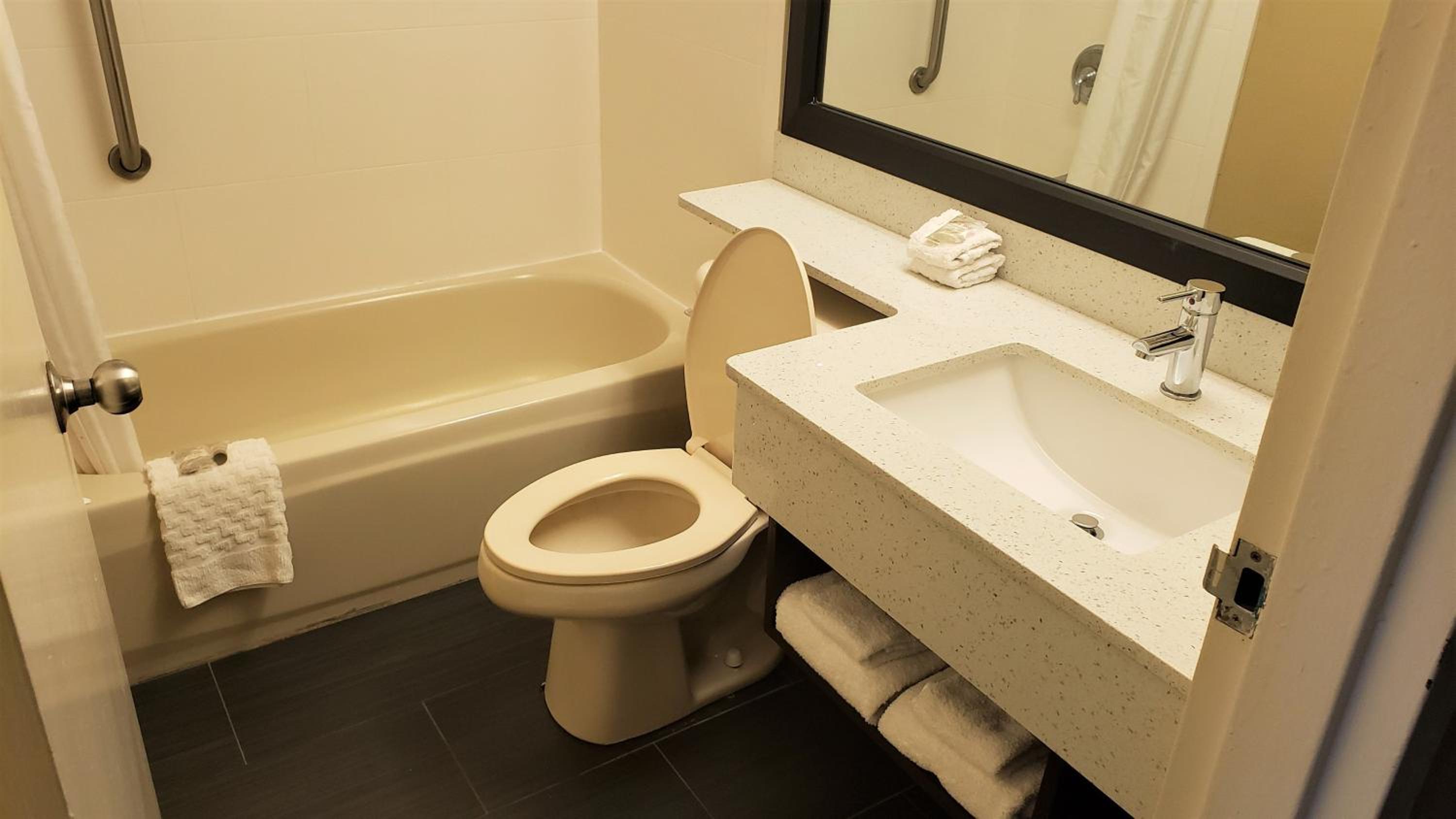 Superior King Room Disability Access Non-Smoking - Photo 2