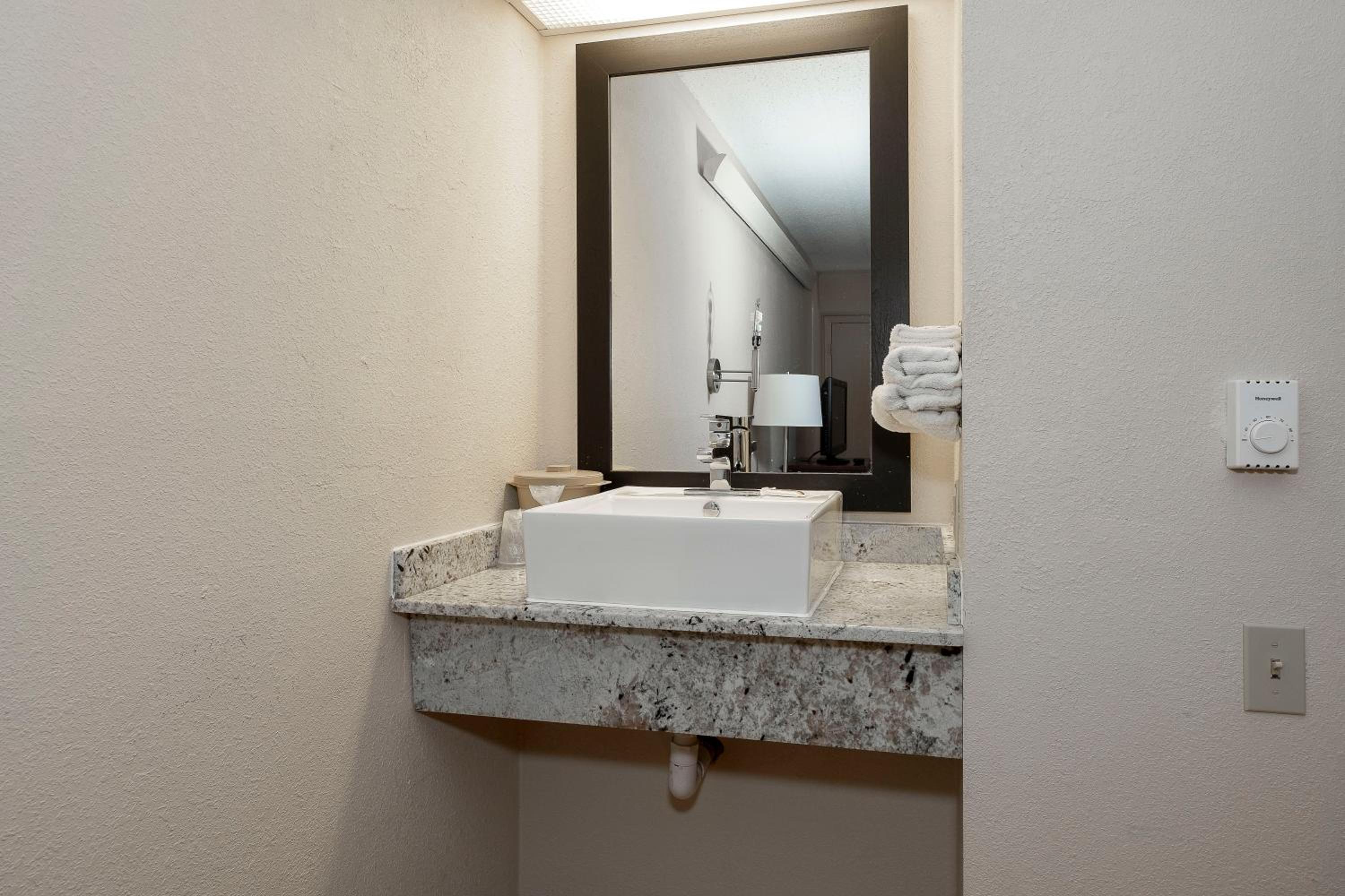 Double Room with Two Double Beds and Roll-in Shower - Mobility Access/Non-Smoking - Photo 7